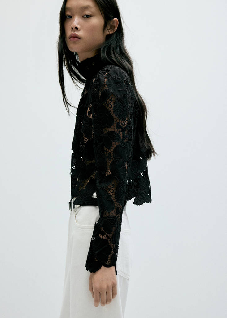 Guipure blouse with a tie neck — Black