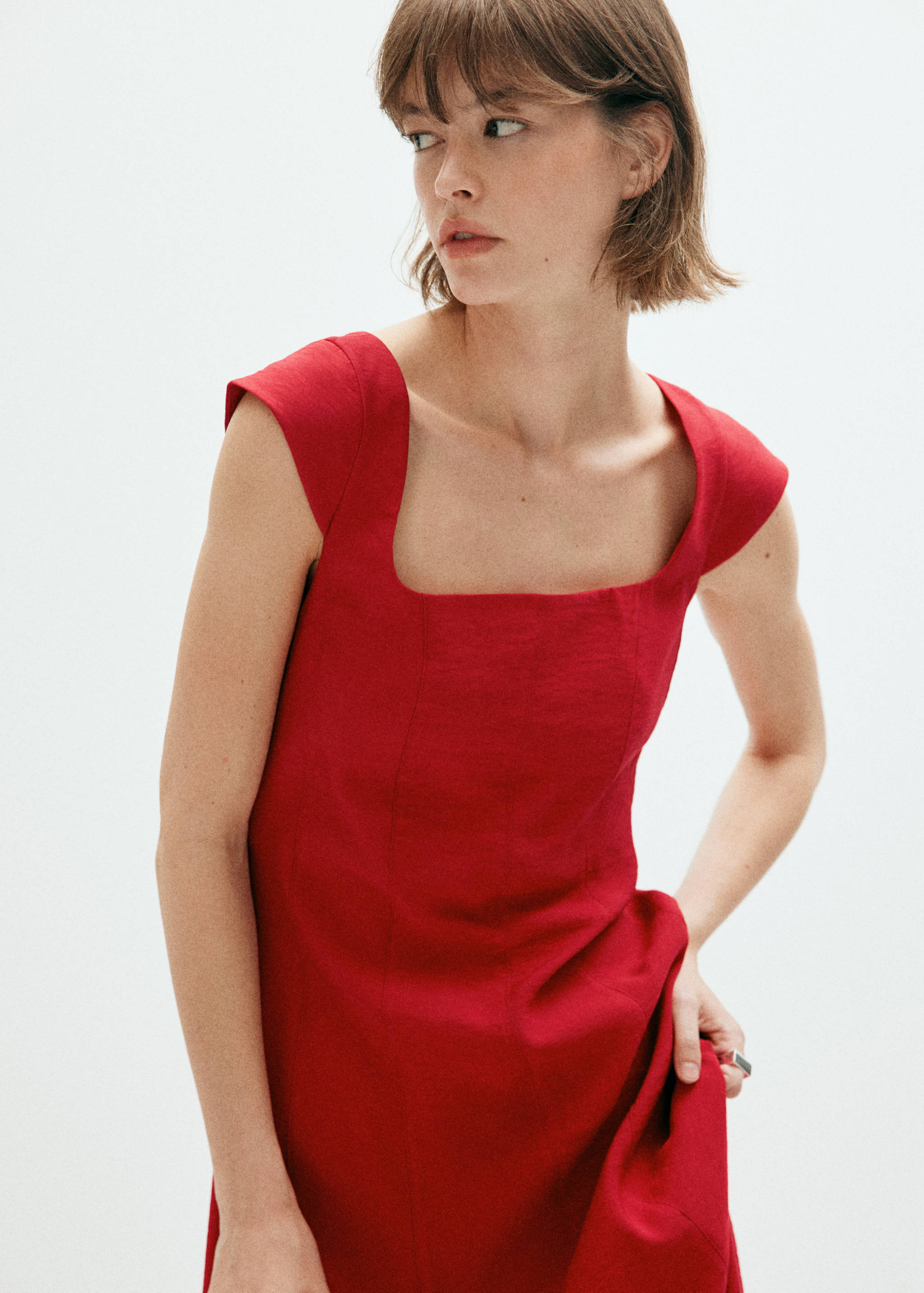 Robe trapèze dos avec nœud - Plan moyen