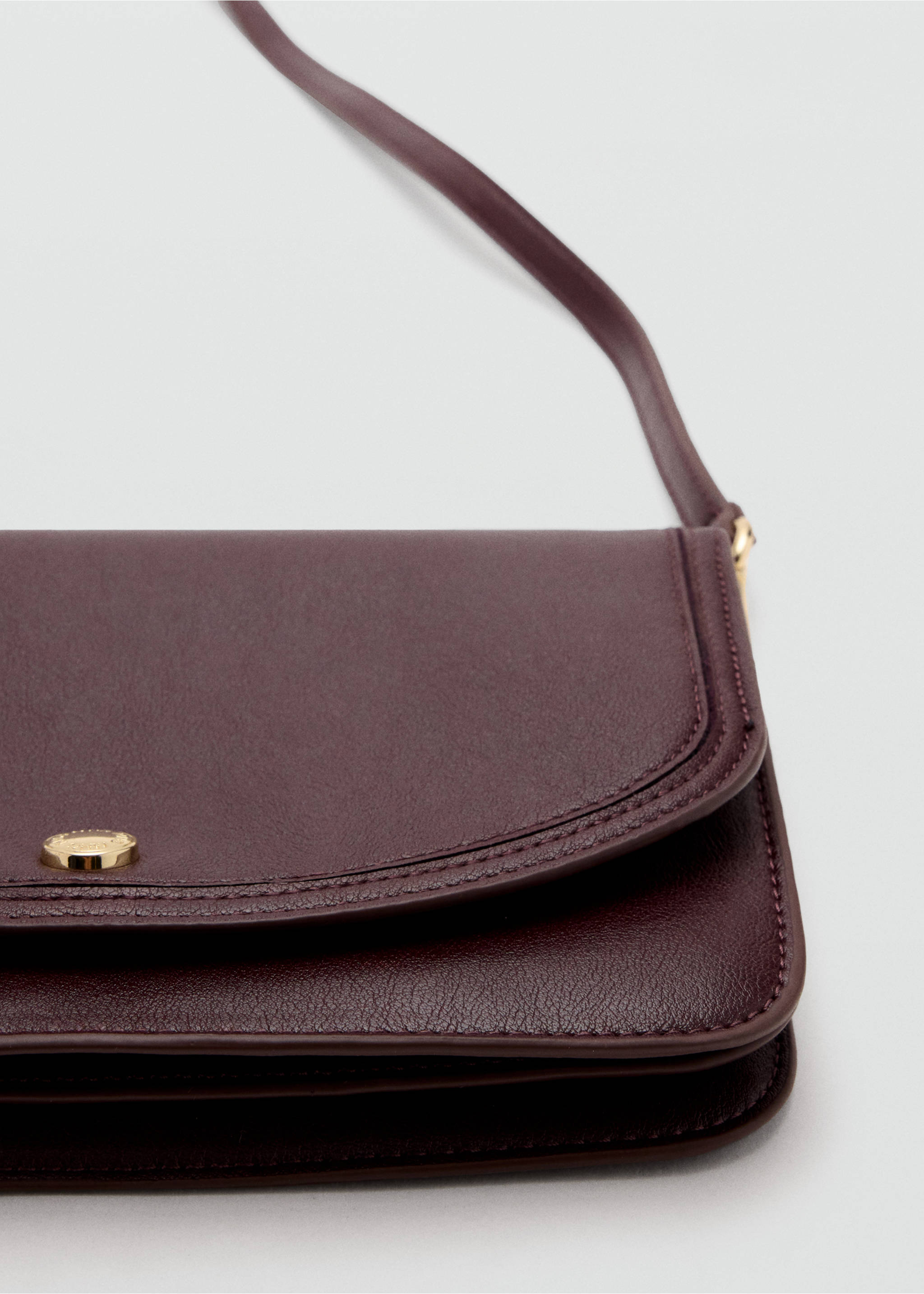 Square crossbody bag - Details of the article 2, Burgundy. Ref: 37094100-00.