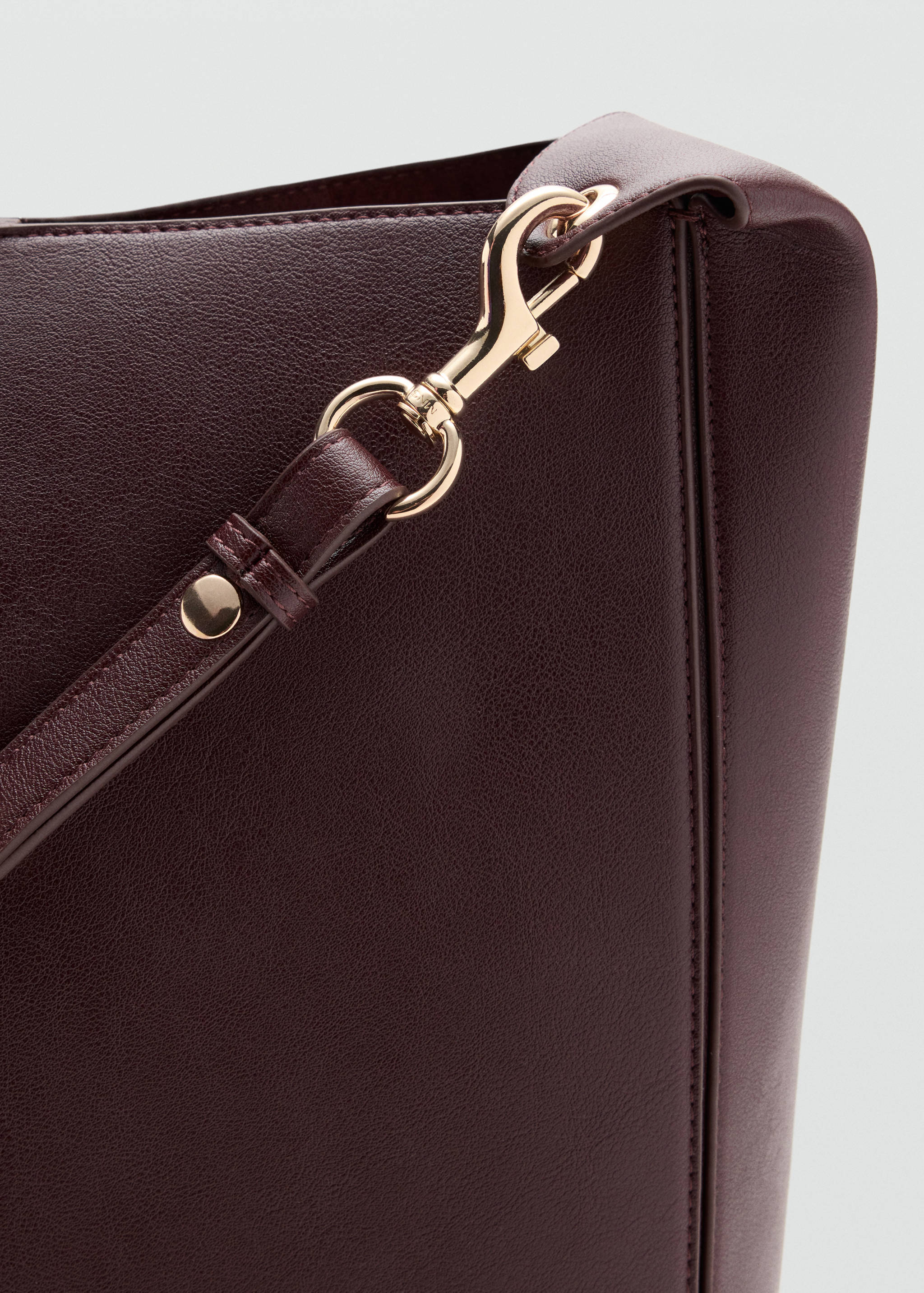 Bucket bag with clasp - Details of the article 2