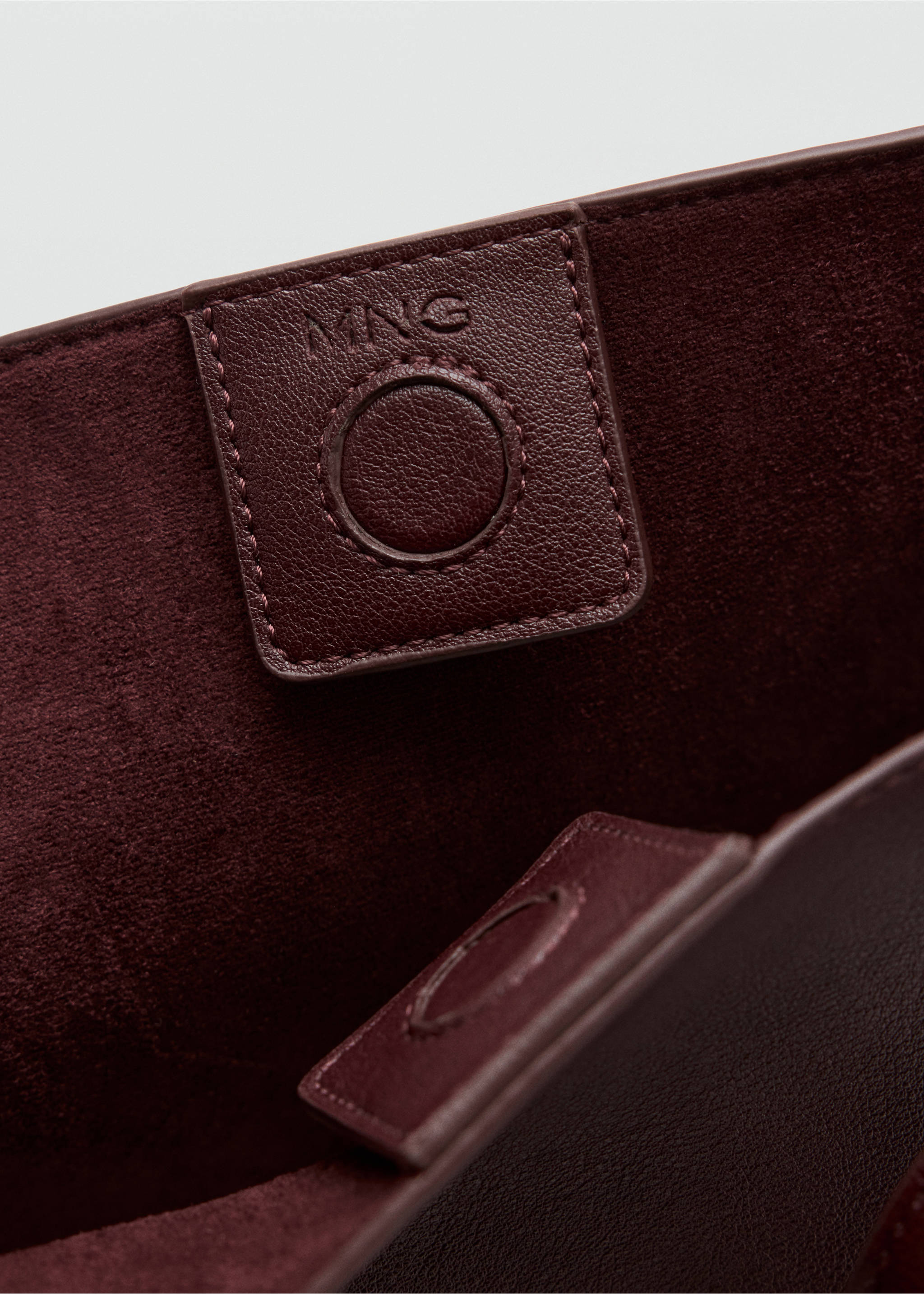 Bucket bag with clasp - Details of the article 3, Burgundy. Ref: 37094101-00.