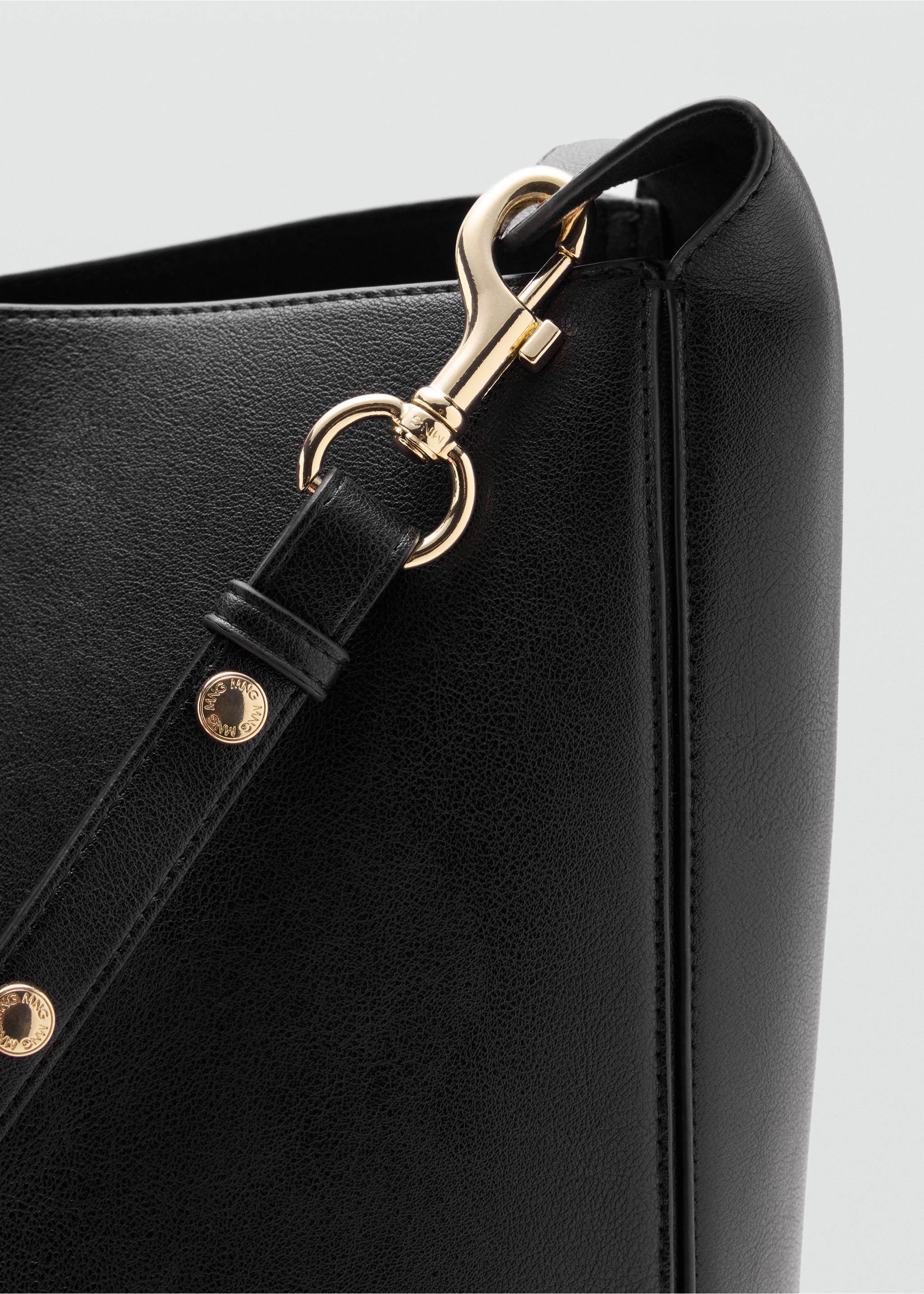 Bucket bag with clasp - Details of the article 2, Black. Ref: 37094101-00.