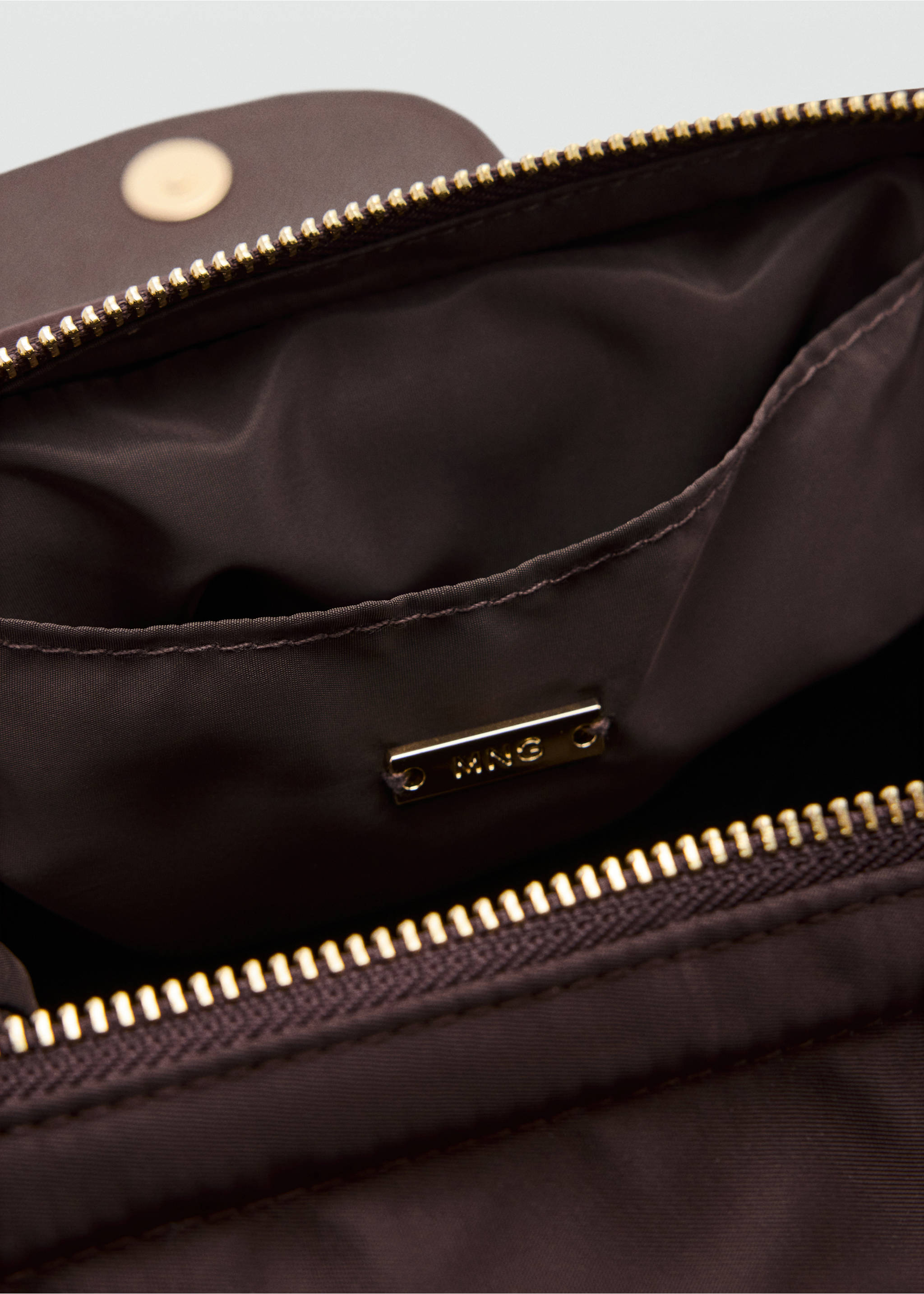 Medium nylon wash bag - Details of the article 1, Chocolate. Ref: 37094108-00.