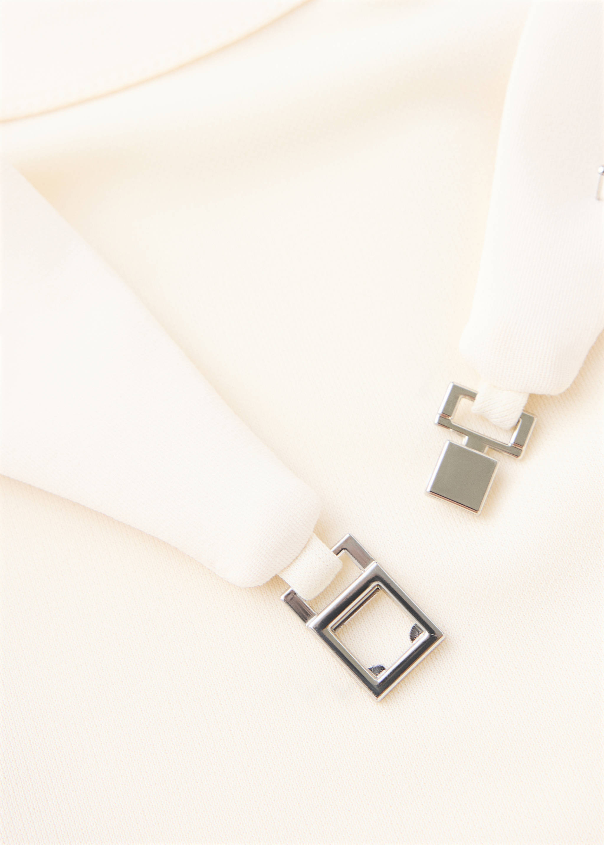 Satin-Kleid mit Spitzenabschlüssen - Detail des Artikels 0