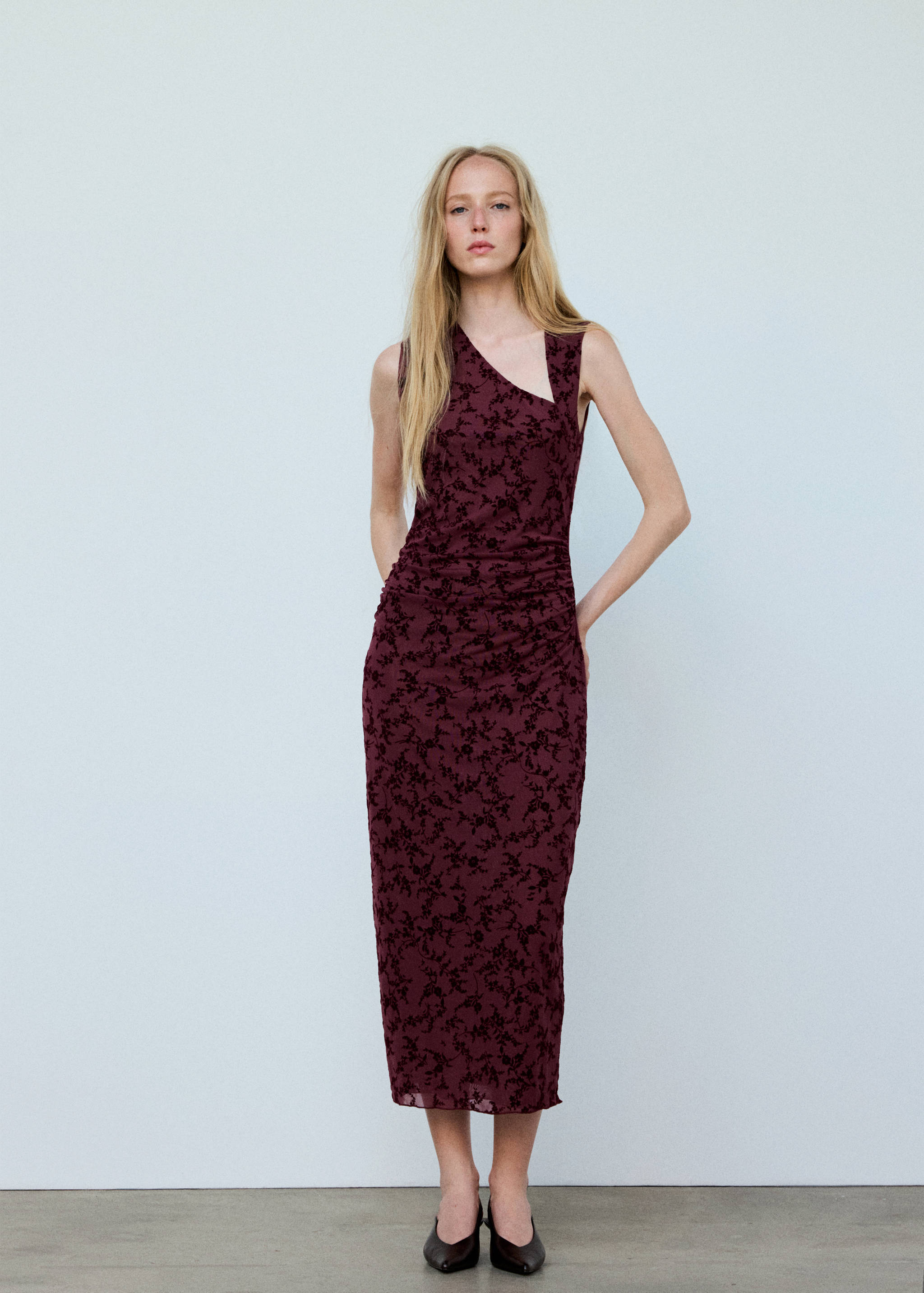 Robe asymétrique en tissu dévoré - Plan général