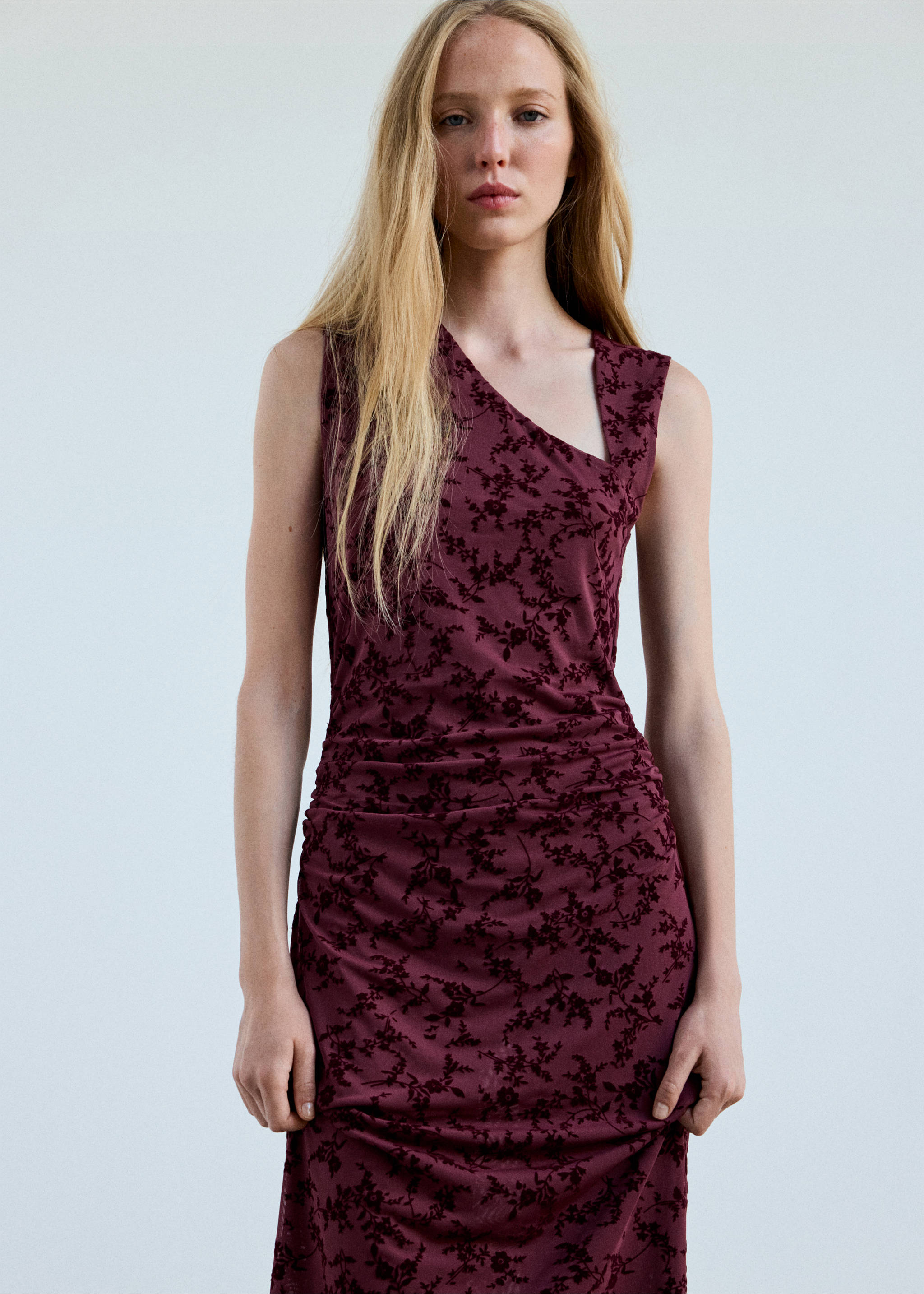 Robe asymétrique en tissu dévoré - Plan moyen, Bordeaux. Ref: 37094114-00.