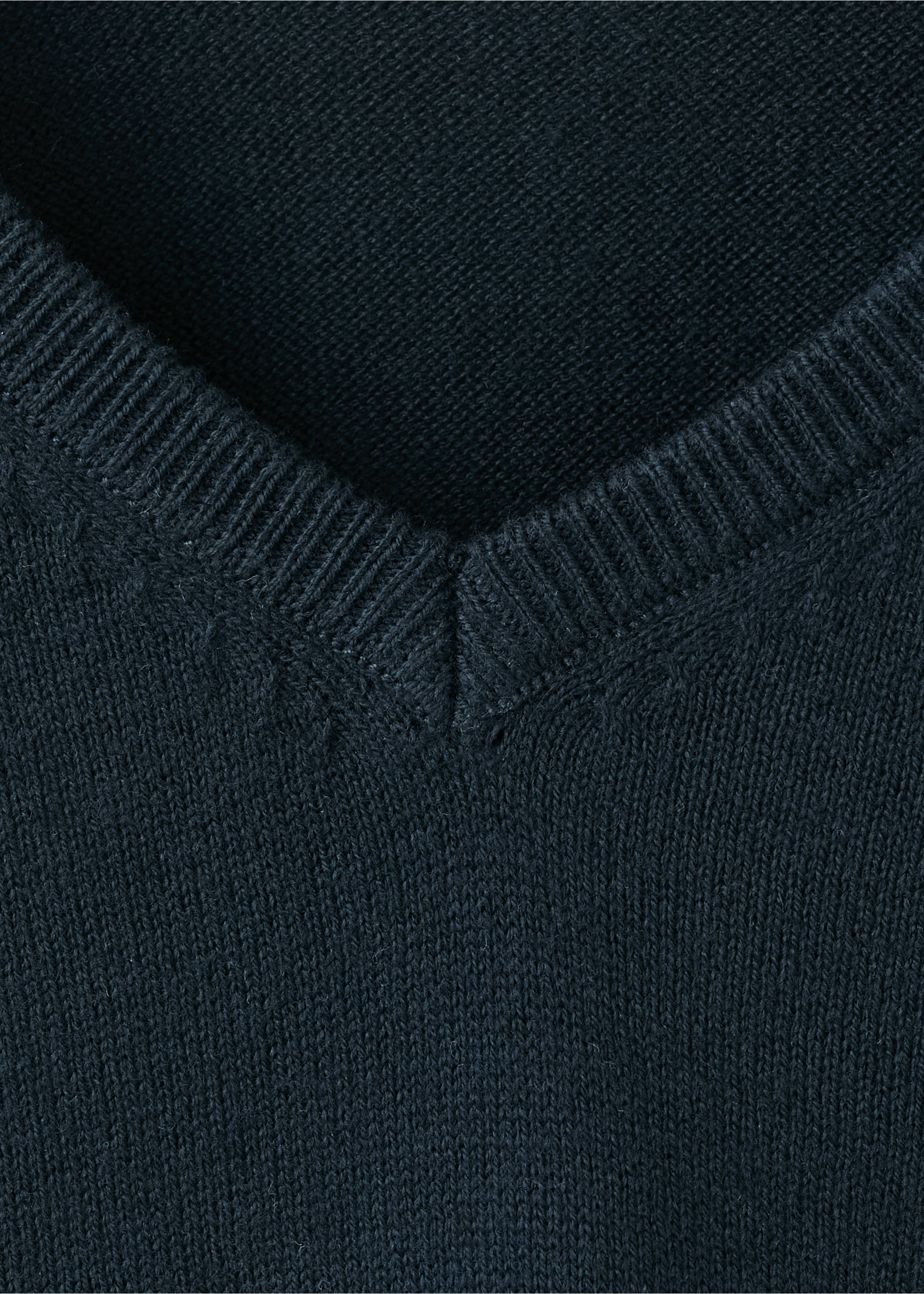 Fine-knit V-neck sweater - Details of the article 8, Navy. Ref: 37094402-00.