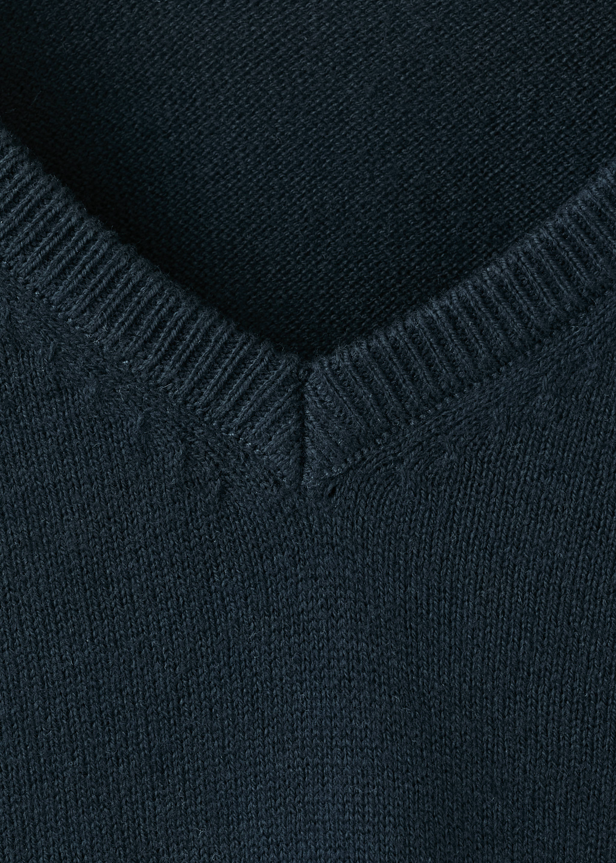 Fine-knit V-neck sweater - Details of the article 8