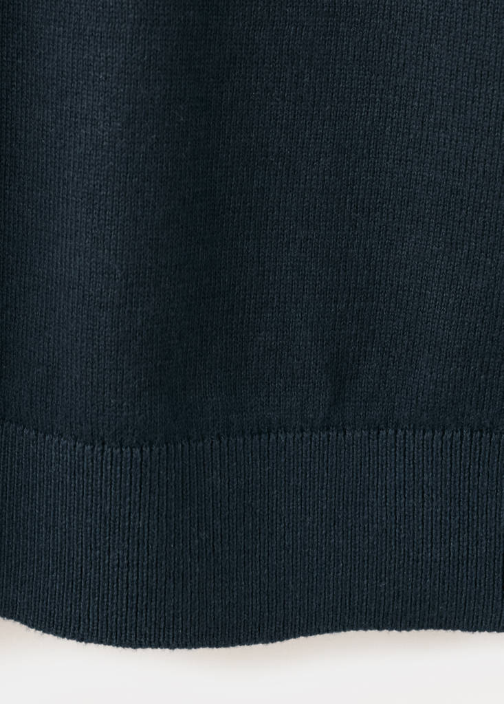 Fine-knit V-neck sweater — Navy