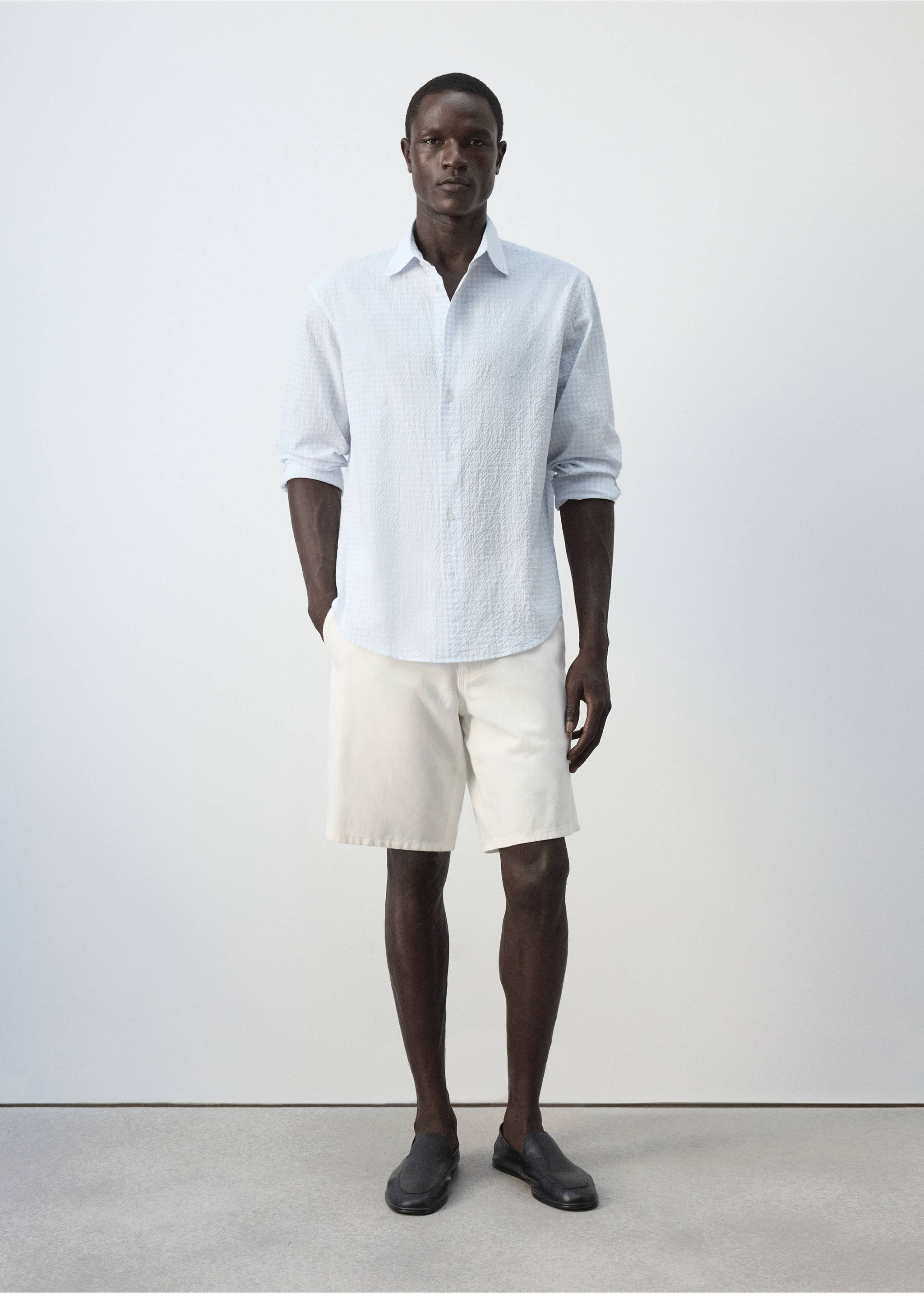 Chemise slim fit en coton seersucker à carreaux - Plan général, Bleu ciel. Ref: 37094416-00.