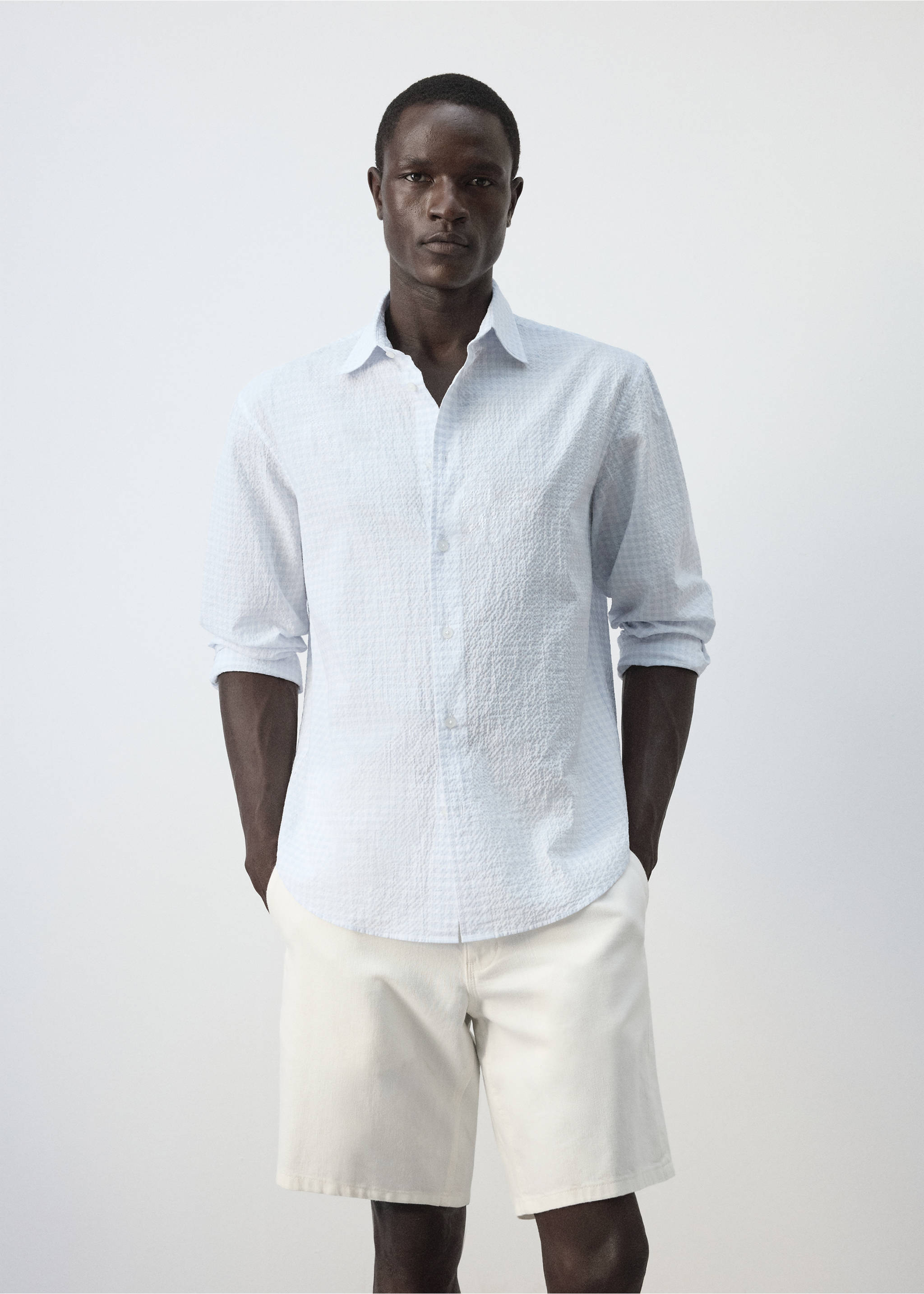 Chemise slim fit en coton seersucker à carreaux - Plan moyen, Bleu ciel. Ref: 37094416-00.