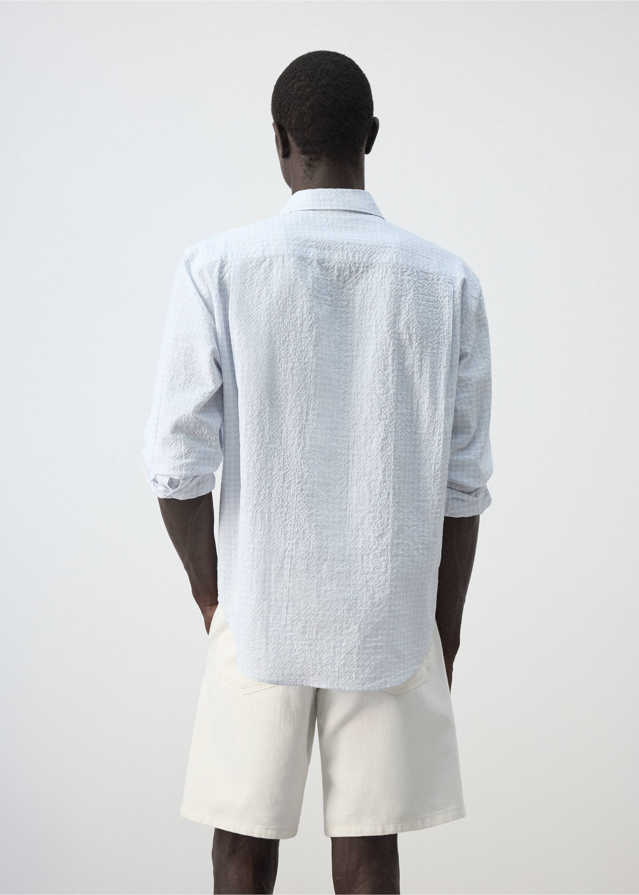 Chemise slim fit en coton seersucker à carreaux - Verso de l’article, Bleu ciel. Ref: 37094416-00.