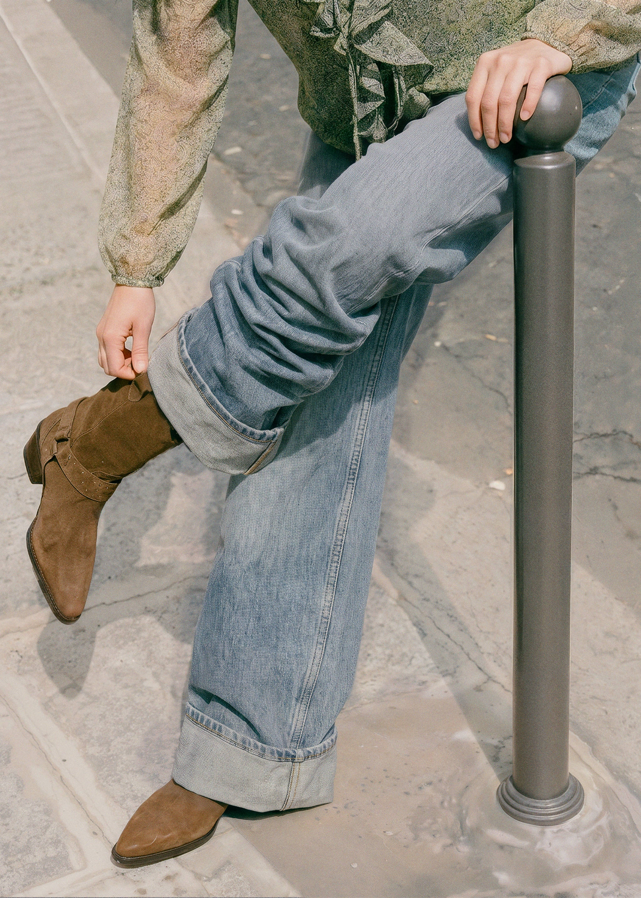 Wildlederstiefel mit Riemendetails - Allgemeine Ansicht