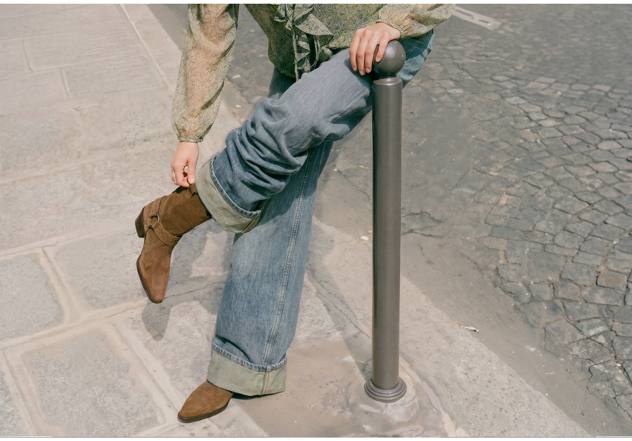 Bottes cuir suédé détail boucles - Plan panoramique