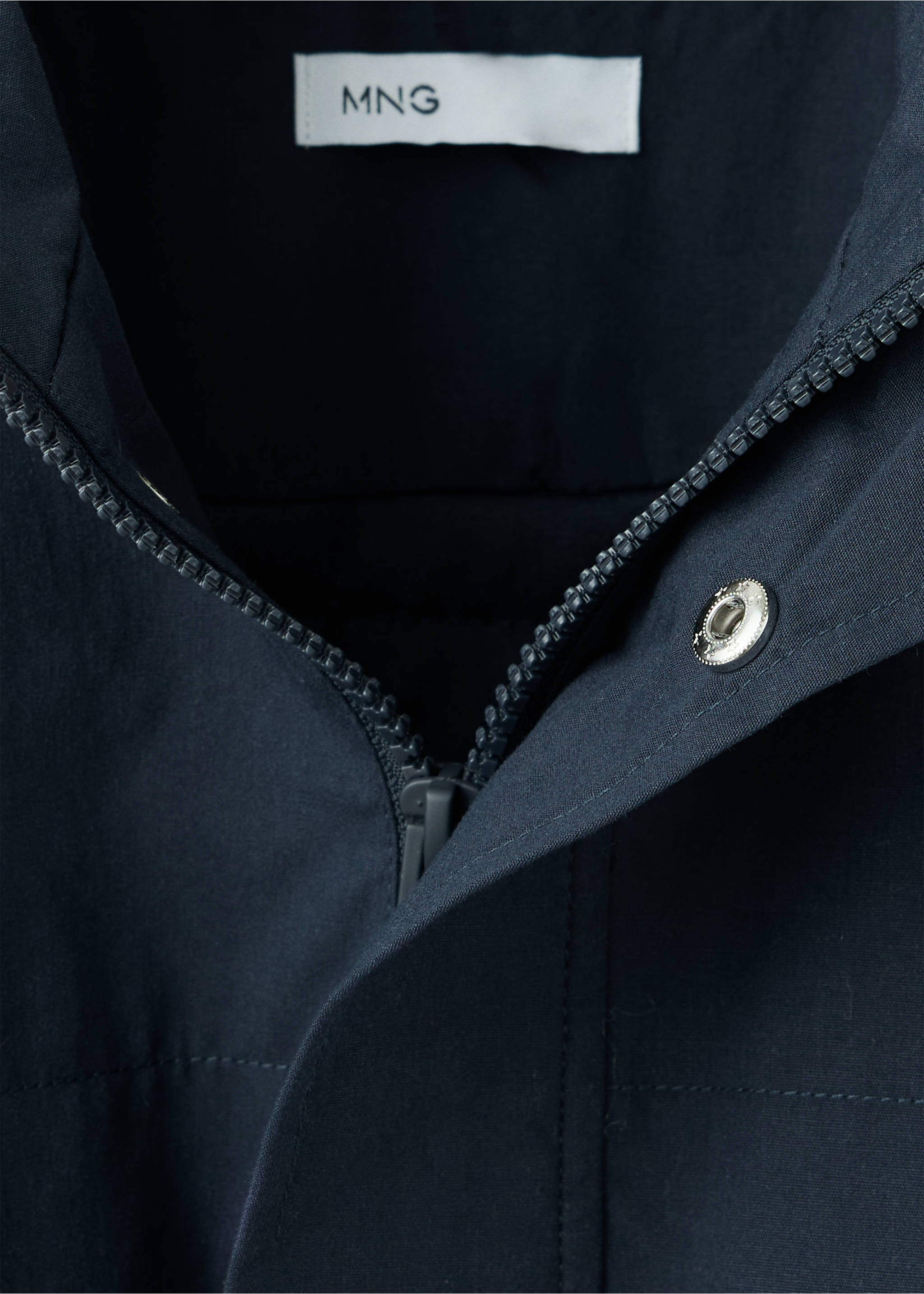 Lightweight bomber jacket - Details of the article 8, Navy. Ref: 37094424-00.
