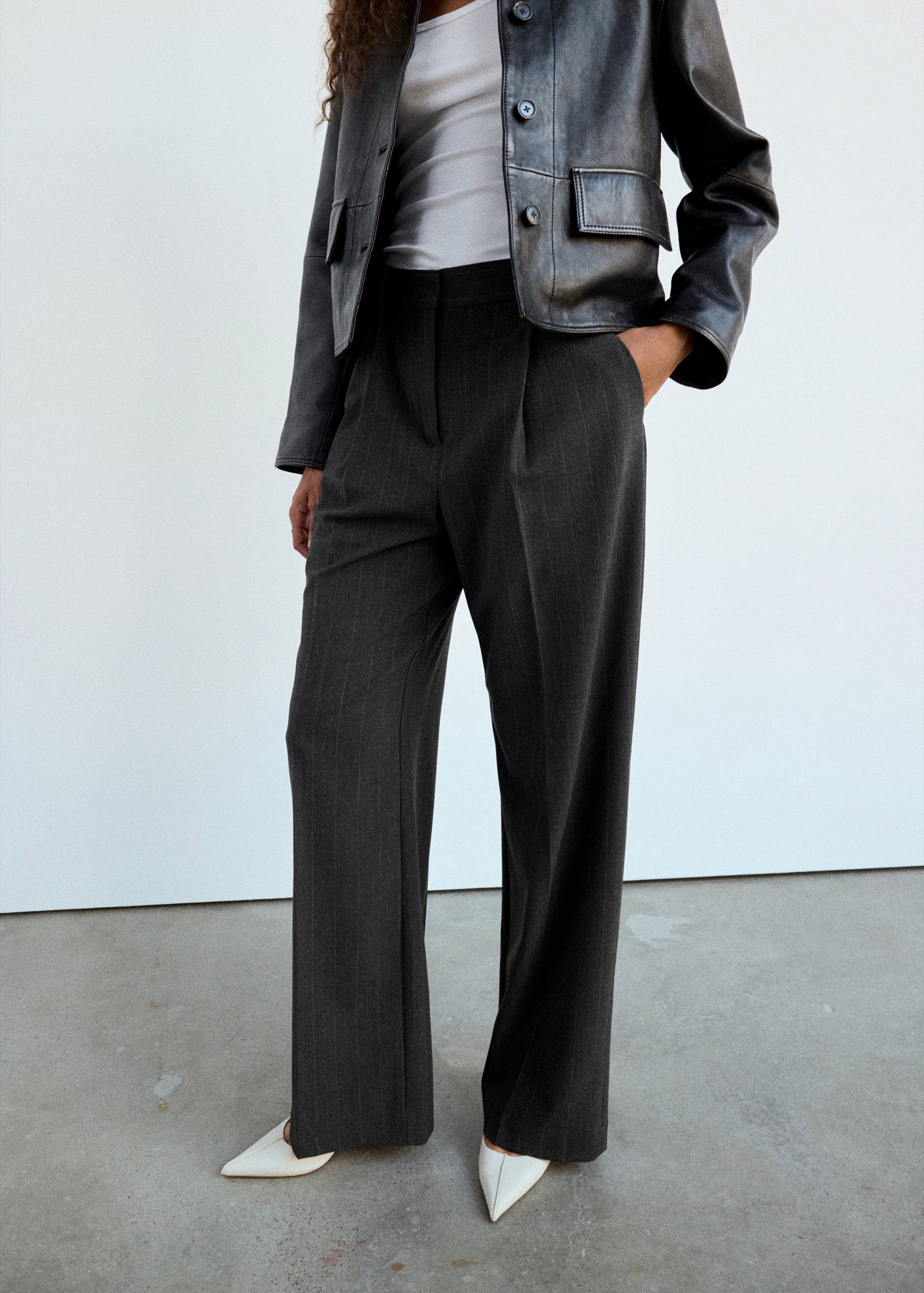 Straight-fit pleated trousers - Medium plane