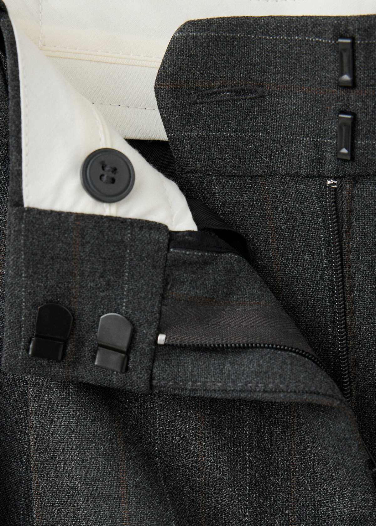 Straight-fit pleated trousers — Grey