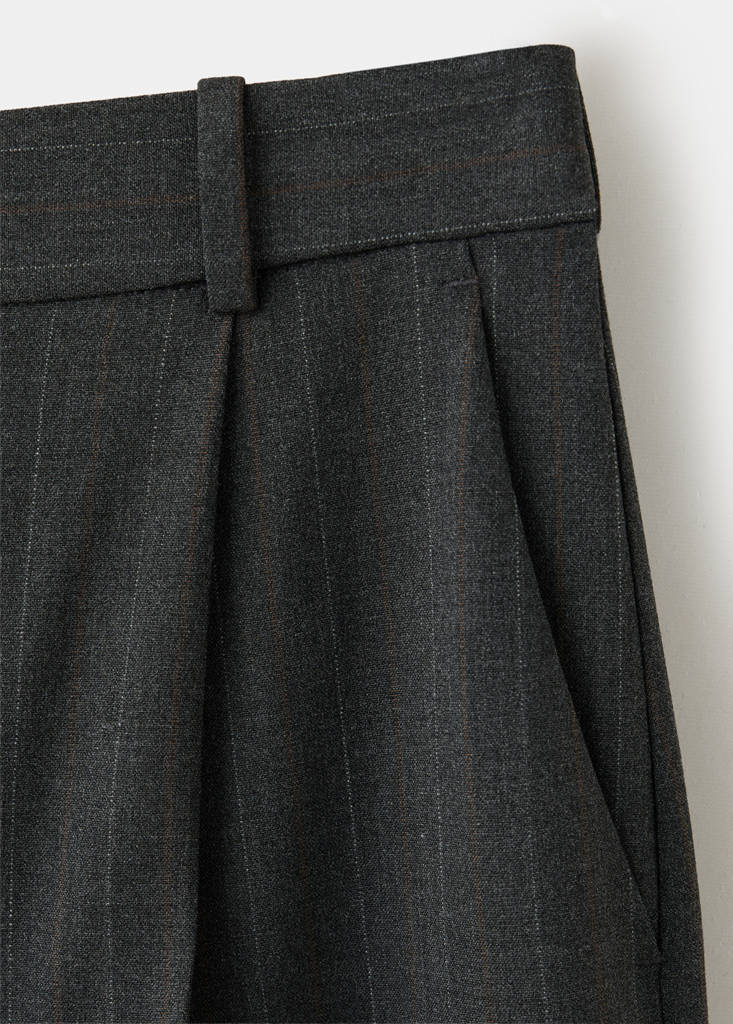 Straight-fit pleated trousers — Grey