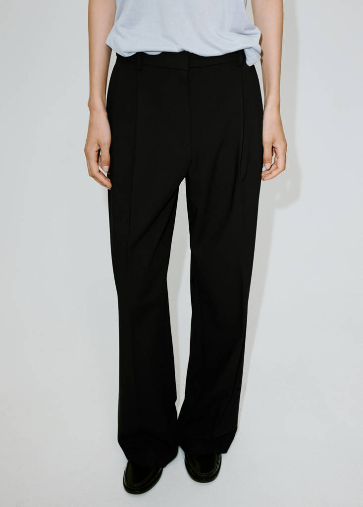 Straight-fit pleated trousers — Black