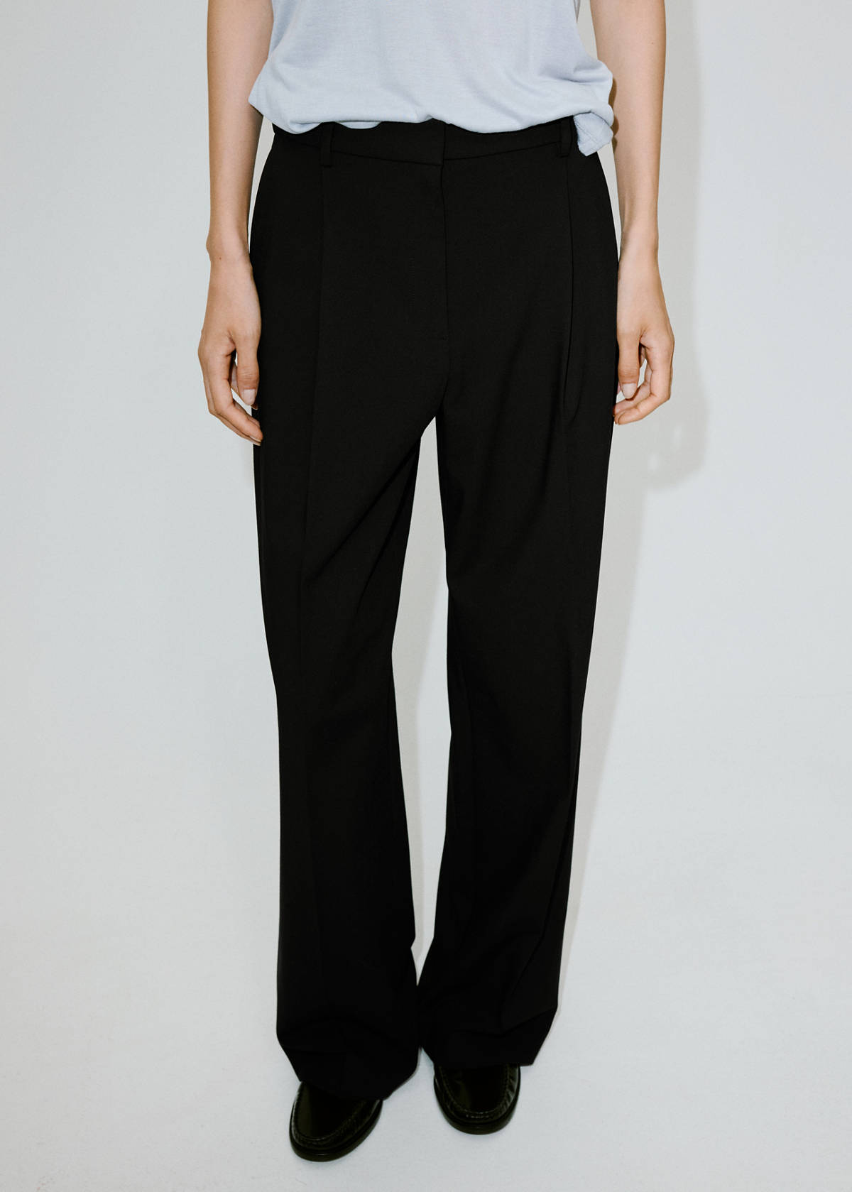Straight-fit pleated trousers — Black