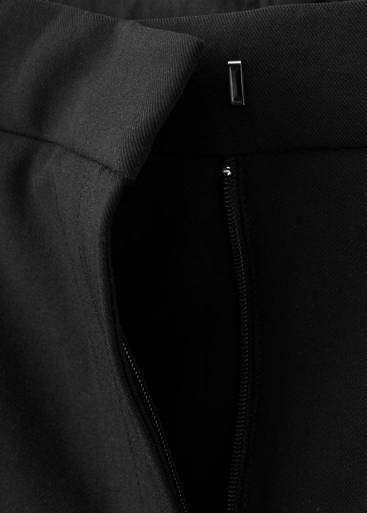 Straight-fit pleated trousers — Black