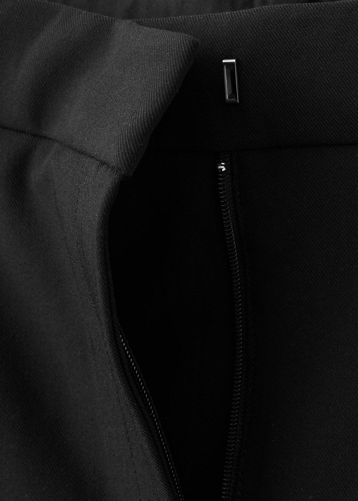 Straight-fit pleated trousers — Black