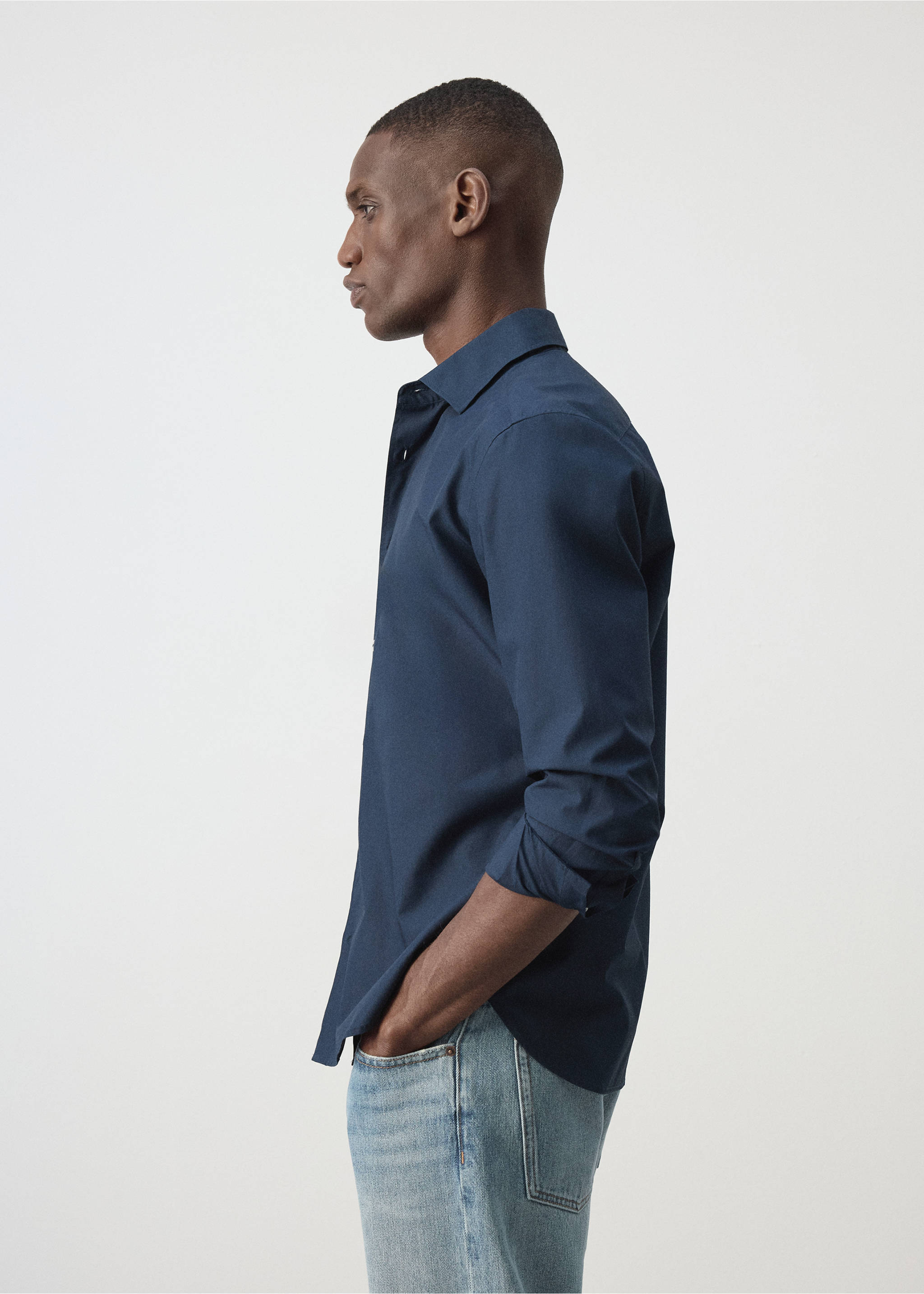 Regular-fit 100% cotton shirt - Details of the article 2, Navy. Ref: 37094431-00.