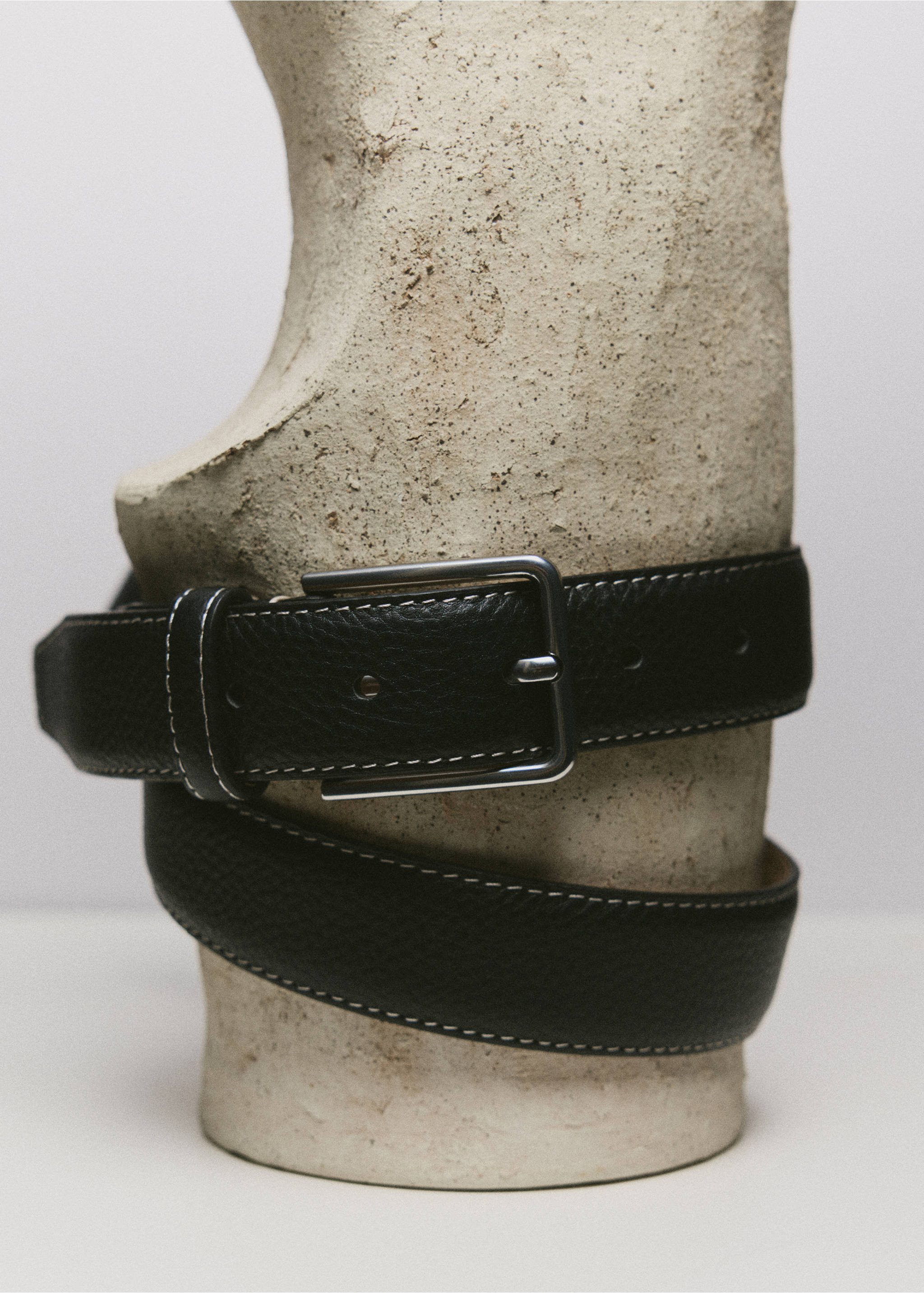 Leather belt with contrast stitching - Details of the article 5, Black. Ref: 37094432-00.