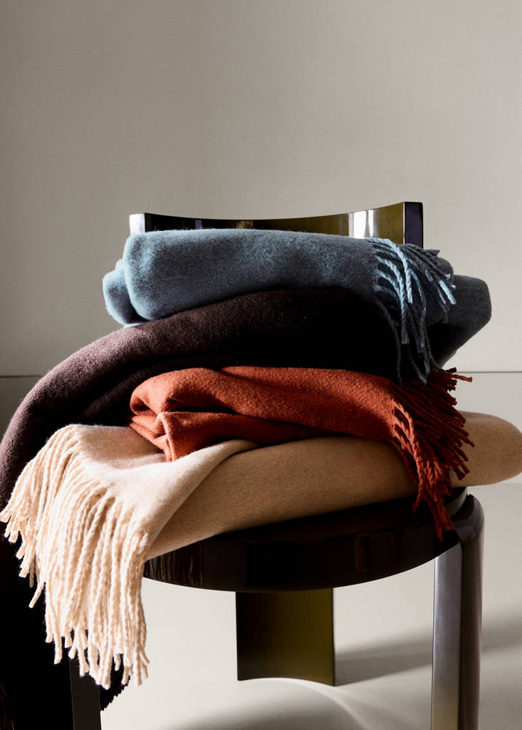 Wool-blend blanket with fringes — Blue