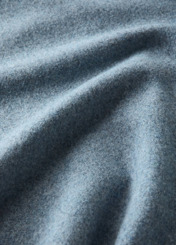 Wool-blend blanket with fringes — Blue