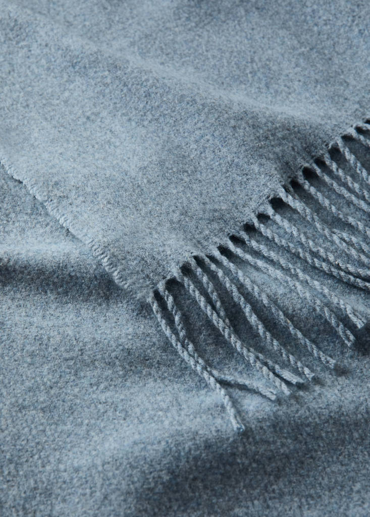 Wool-blend blanket with fringes — Blue