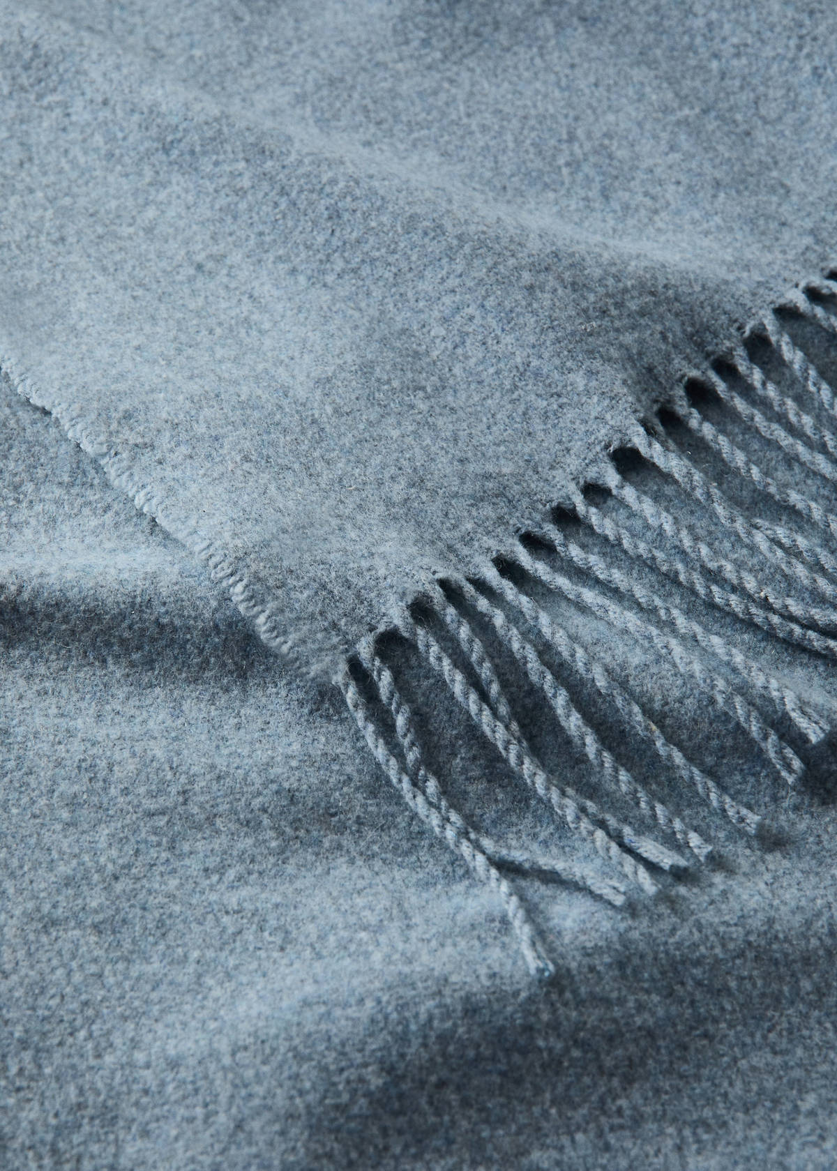 Wool-blend blanket with fringes — Blue