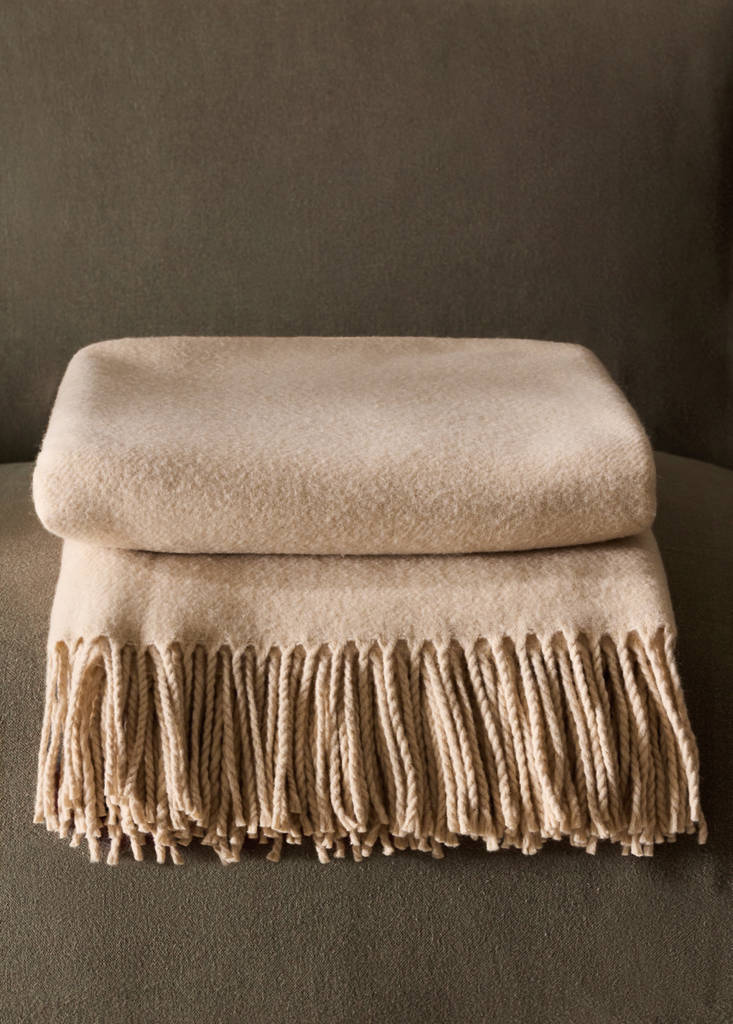 Wool-blend blanket with fringes — Nude