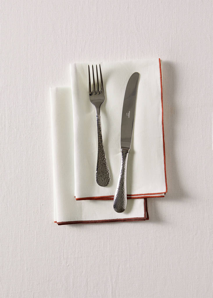 Linen napkins with overlock stitching — White