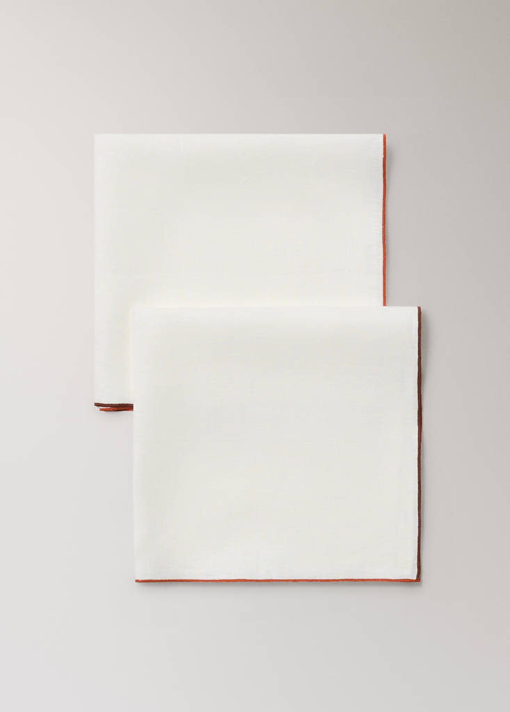 Linen napkins with overlock stitching — White