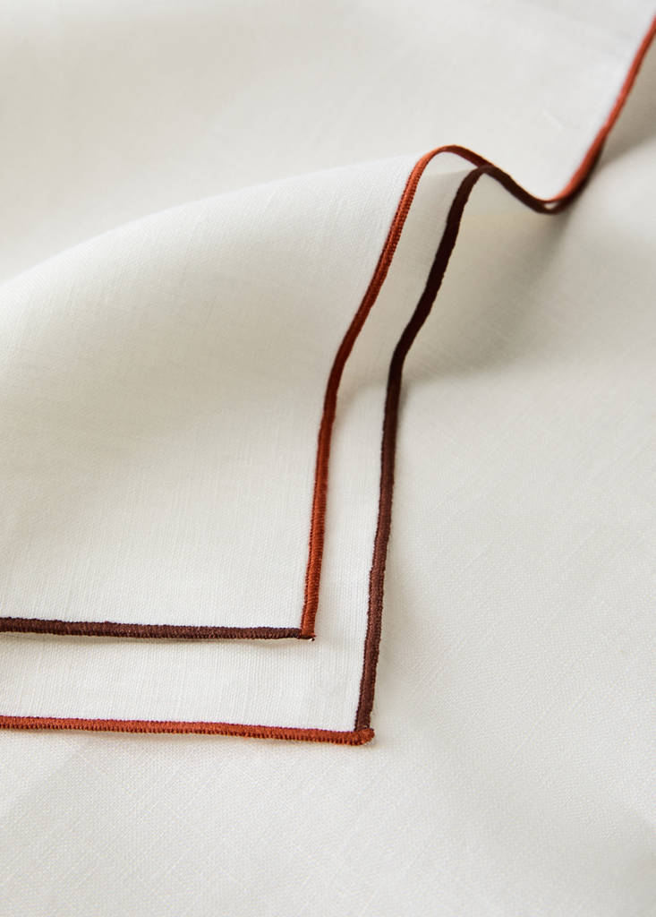 Linen napkins with overlock stitching — White