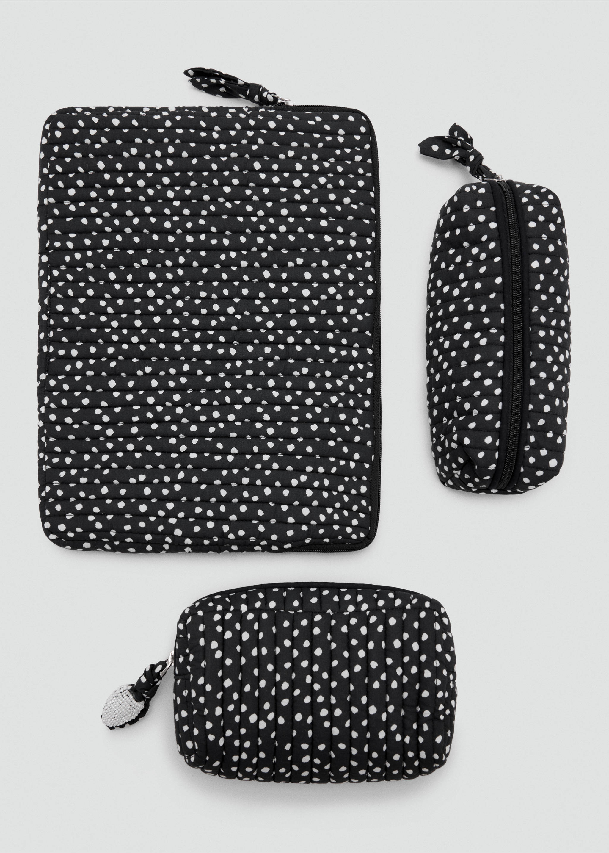 Padded wash bag with spots - Details of the article 2, Black. Ref: 37094460-00.