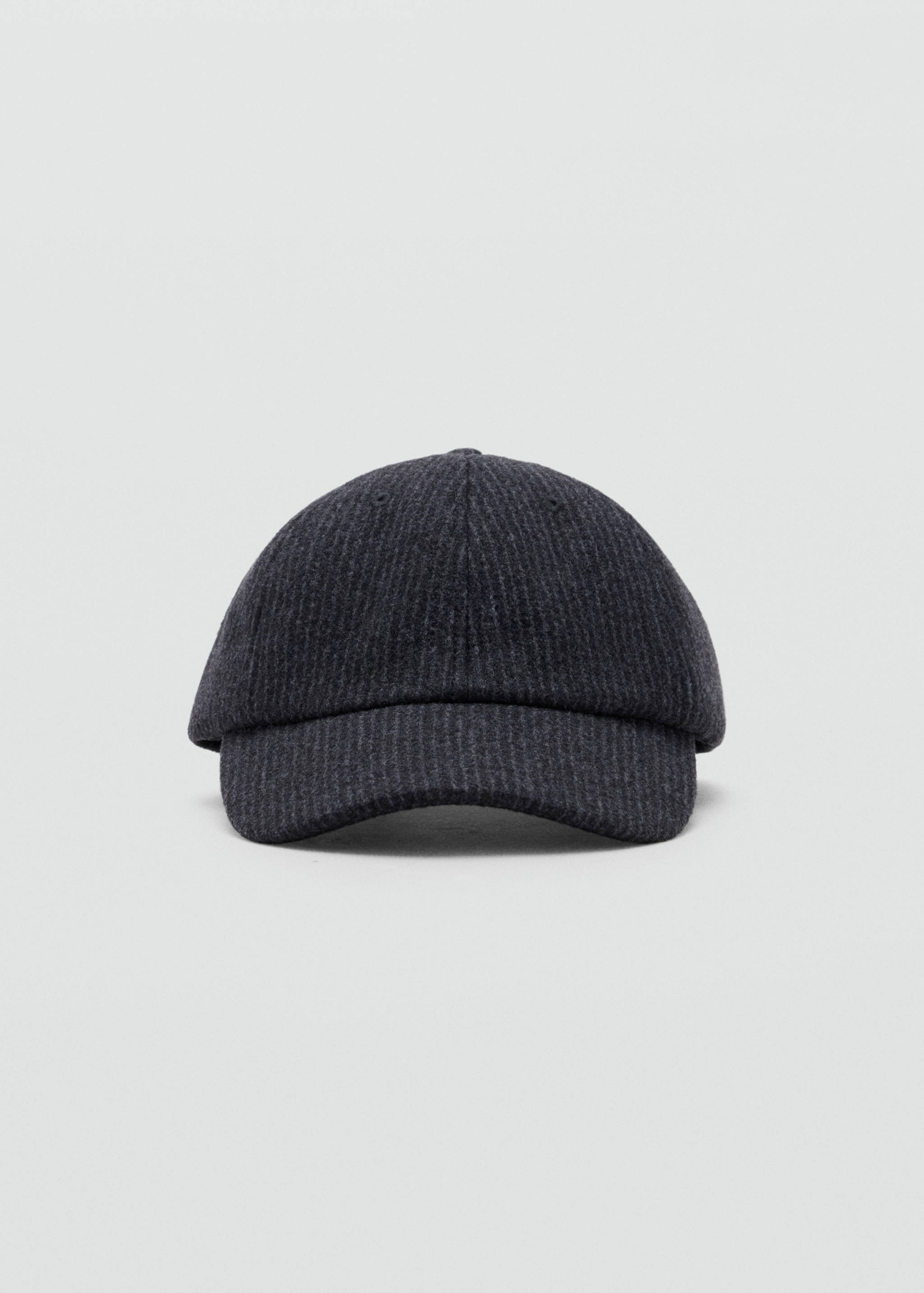 Gorra canalé gris oscuro con visera curva en vista de tres cuartos.