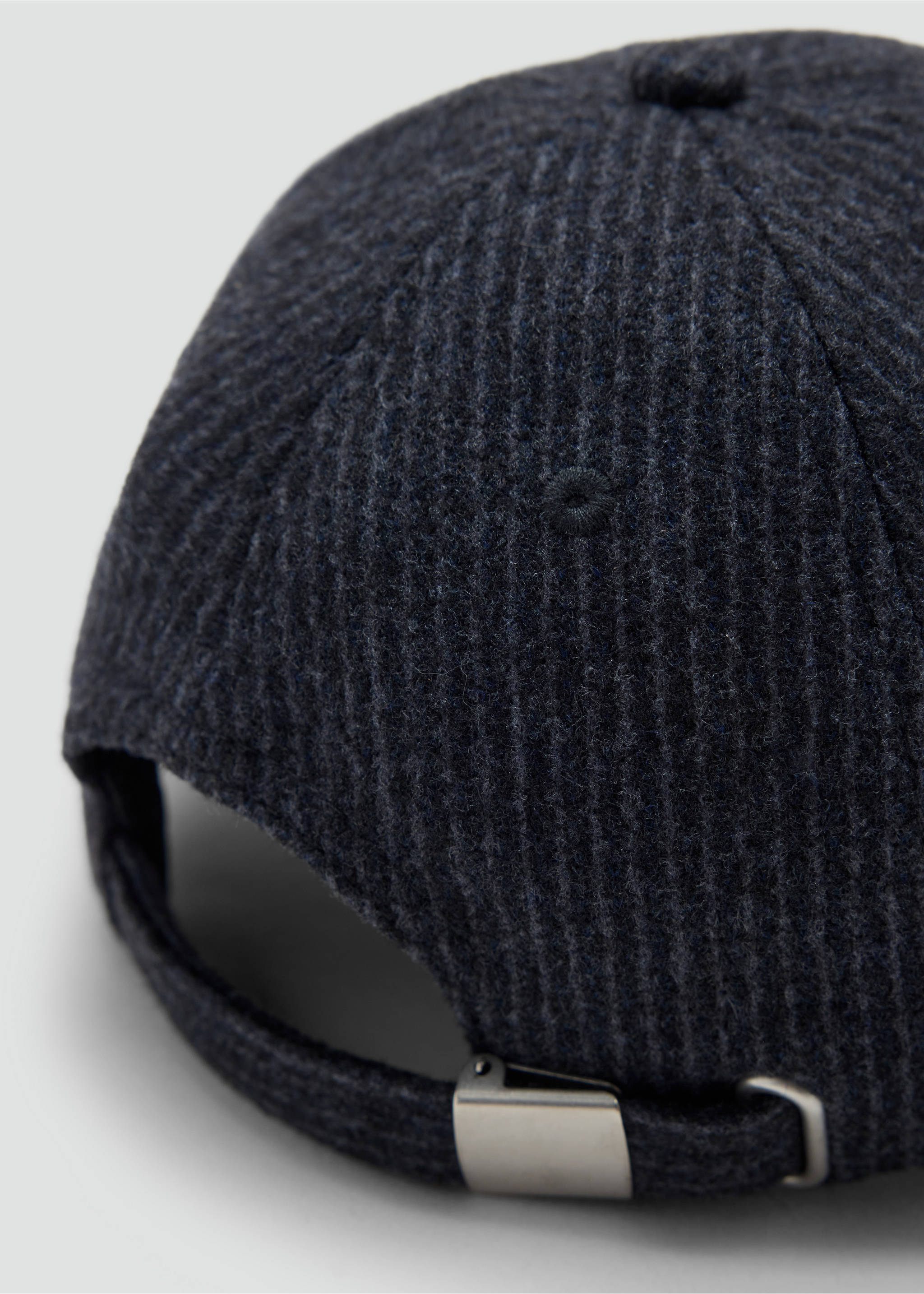 Detalle de gorra texturizada en gris oscuro con hebilla metálica en tono plateado., Gris. Ref: 37094464-00.