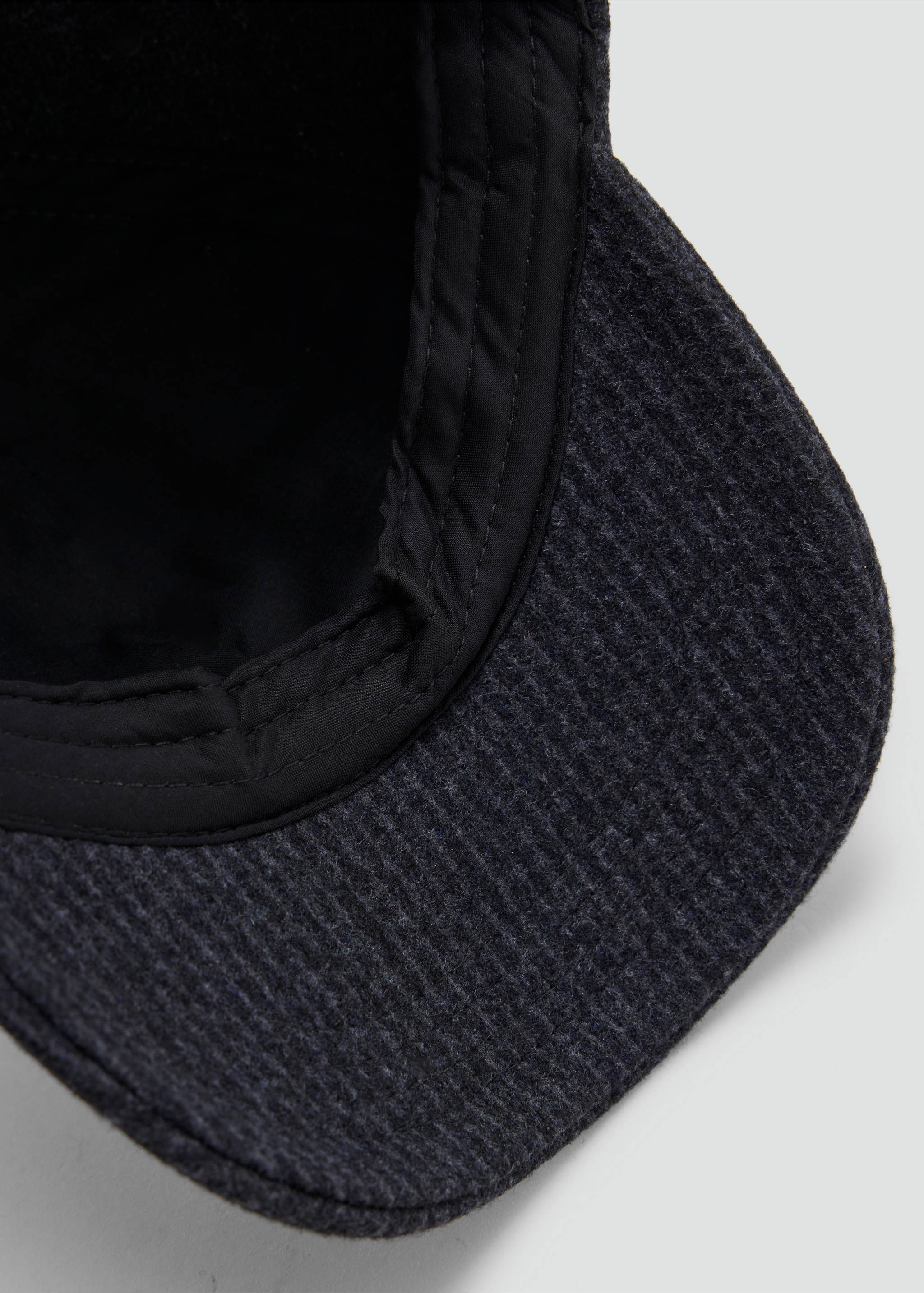 Primer plano del interior de una gorra texturizada en gris oscuro., Gris. Ref: 37094464-00.