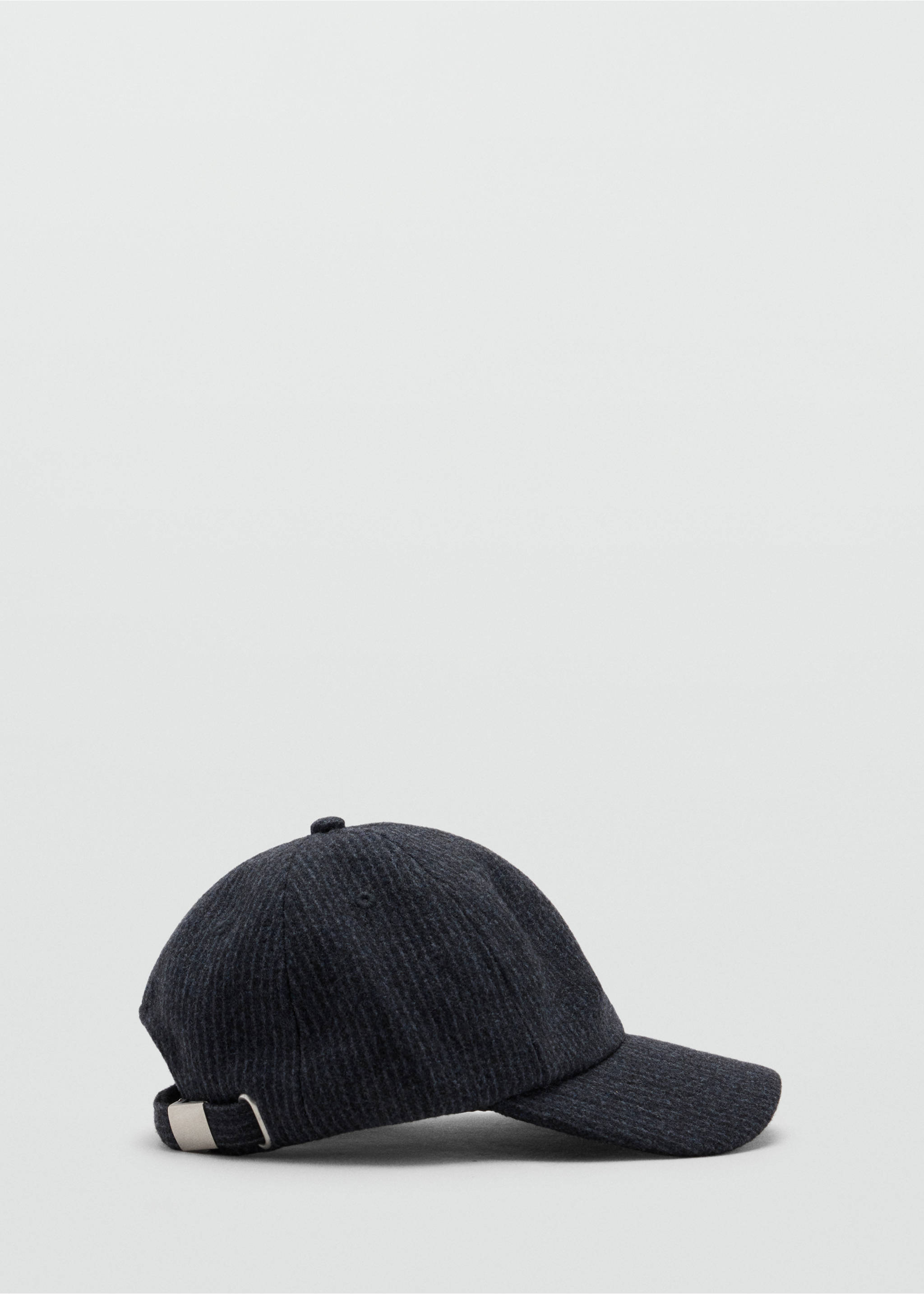 Gorra texturizada en gris oscuro con visera curva y tira ajustable con hebilla en tono plateado., Gris. Ref: 37094464-00.