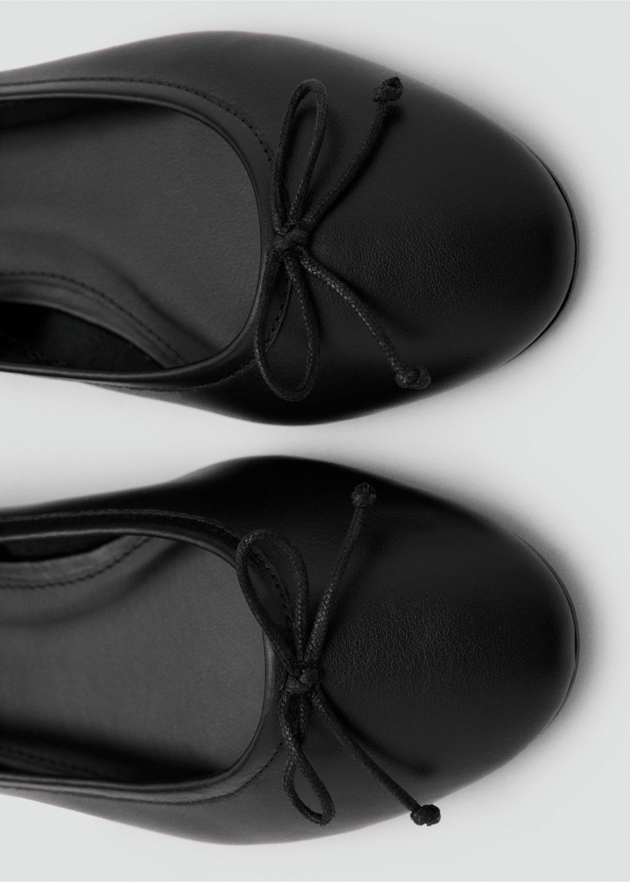 Leder-Ballerinas mit Schleife - Detail des Artikels 2, Schwarz. Ref: 37094467-00.