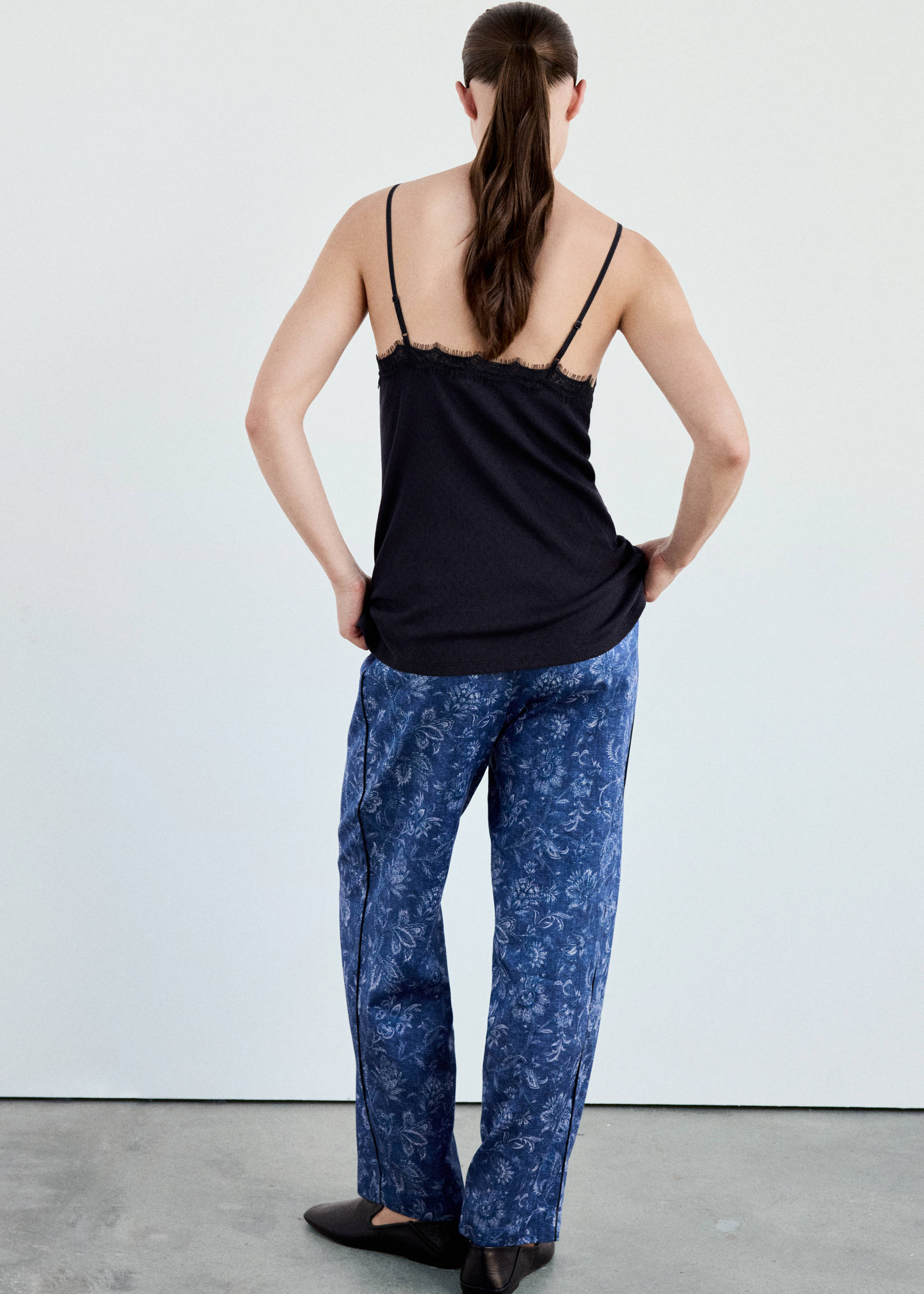 Openwork cotton top with lace detail - Reverse of the article