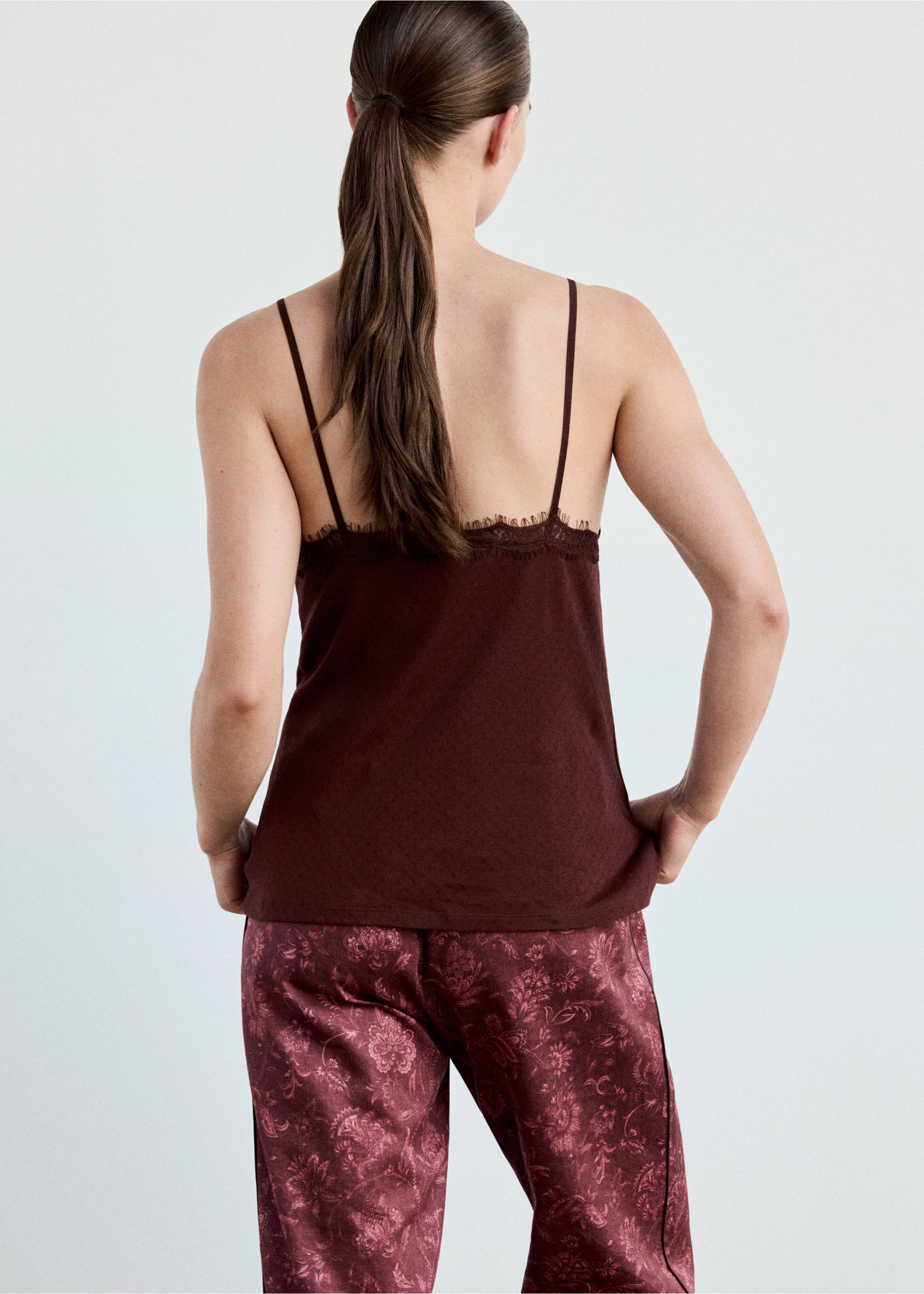 Openwork cotton top with lace detail - Reverse of the article, Burgundy. Ref: 37094468-00.