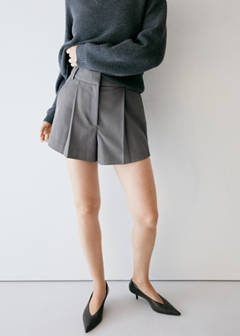 Straight shorts with pleated detail — Grey 7