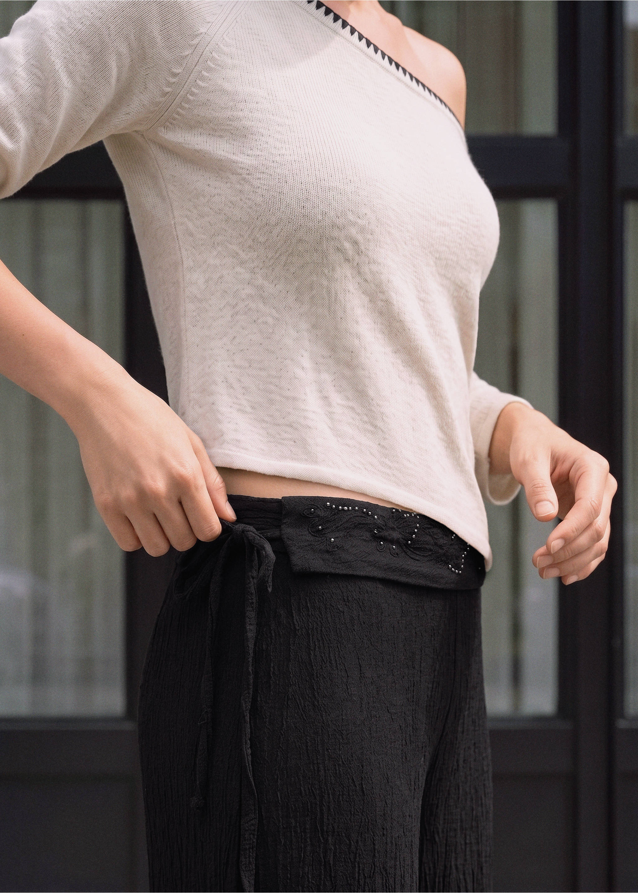 Trousers with embroidered turn-up waistline - Medium plane, Charcoal. Ref: 37094787-00.