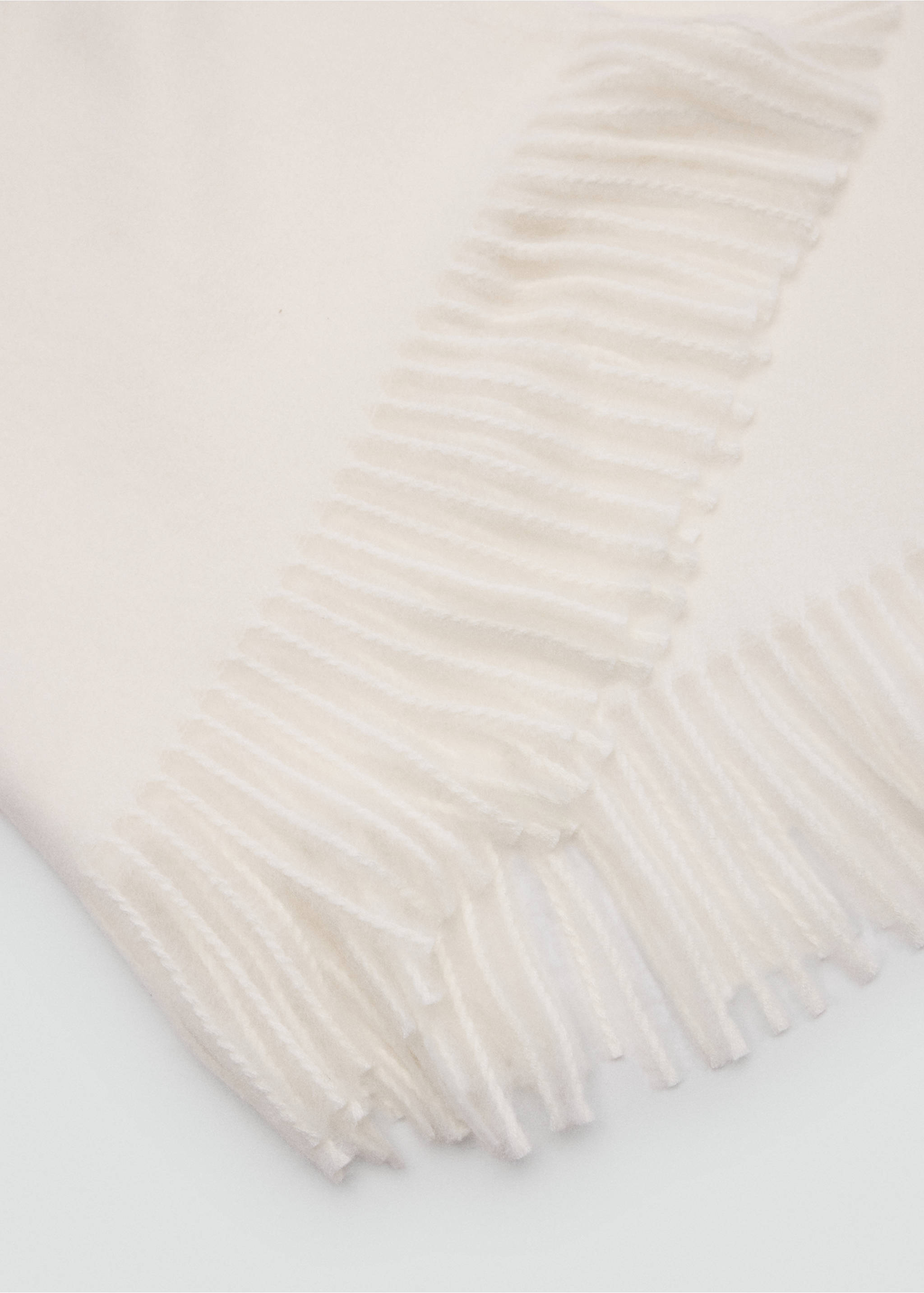 Fringed edge scarf - Details of the article 1, Ecru. Ref: 37095153-00.
