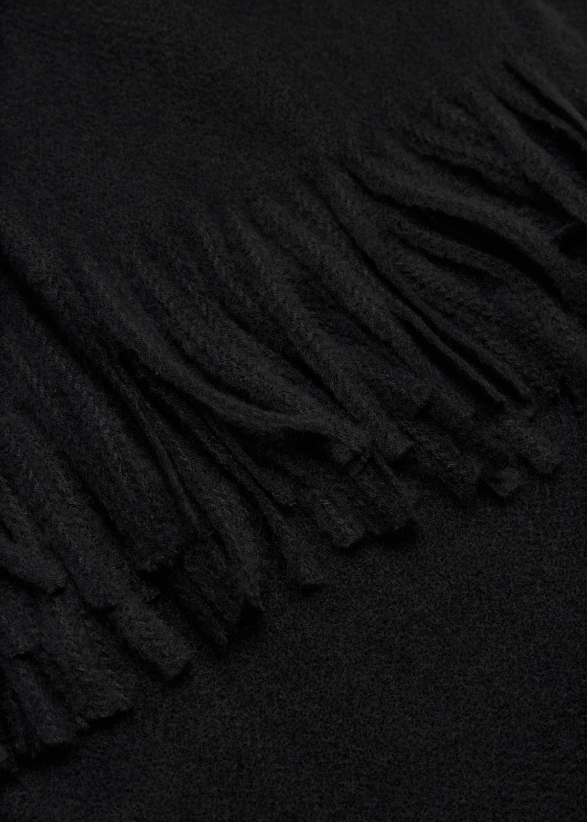 Fringed edge scarf — Black