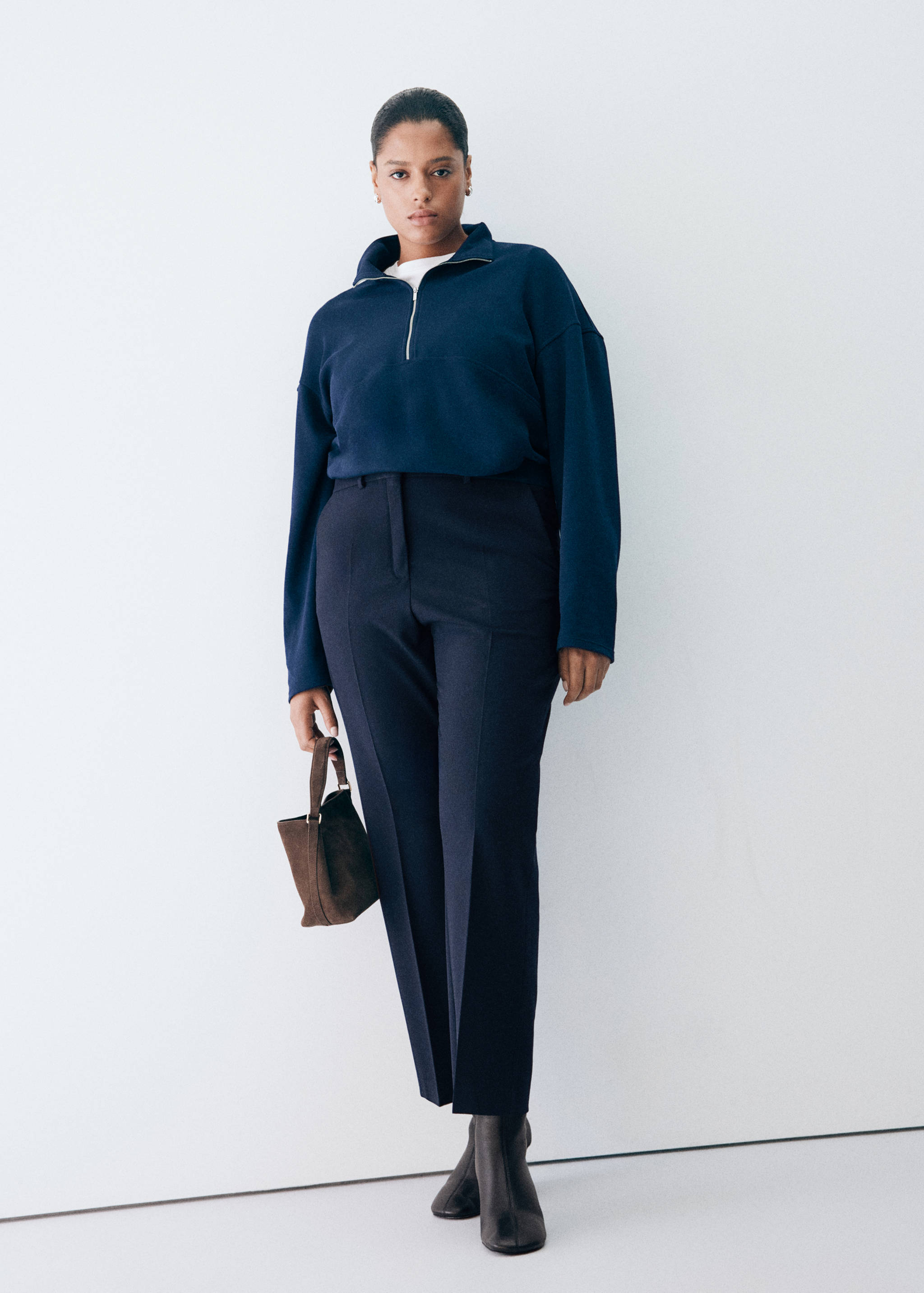 Straight mid-rise trousers - Details of the article 5