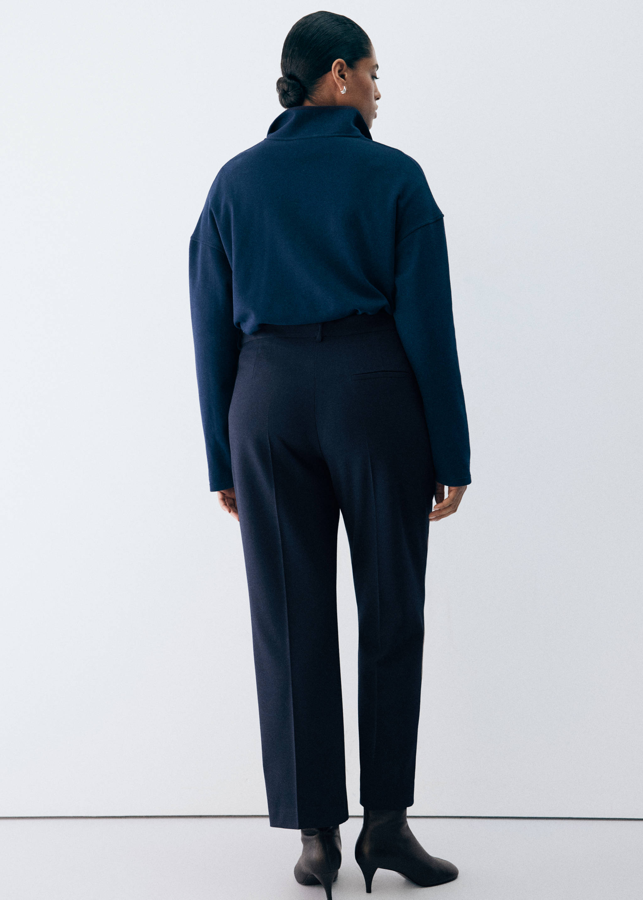 Straight mid-rise trousers - Details of the article 4